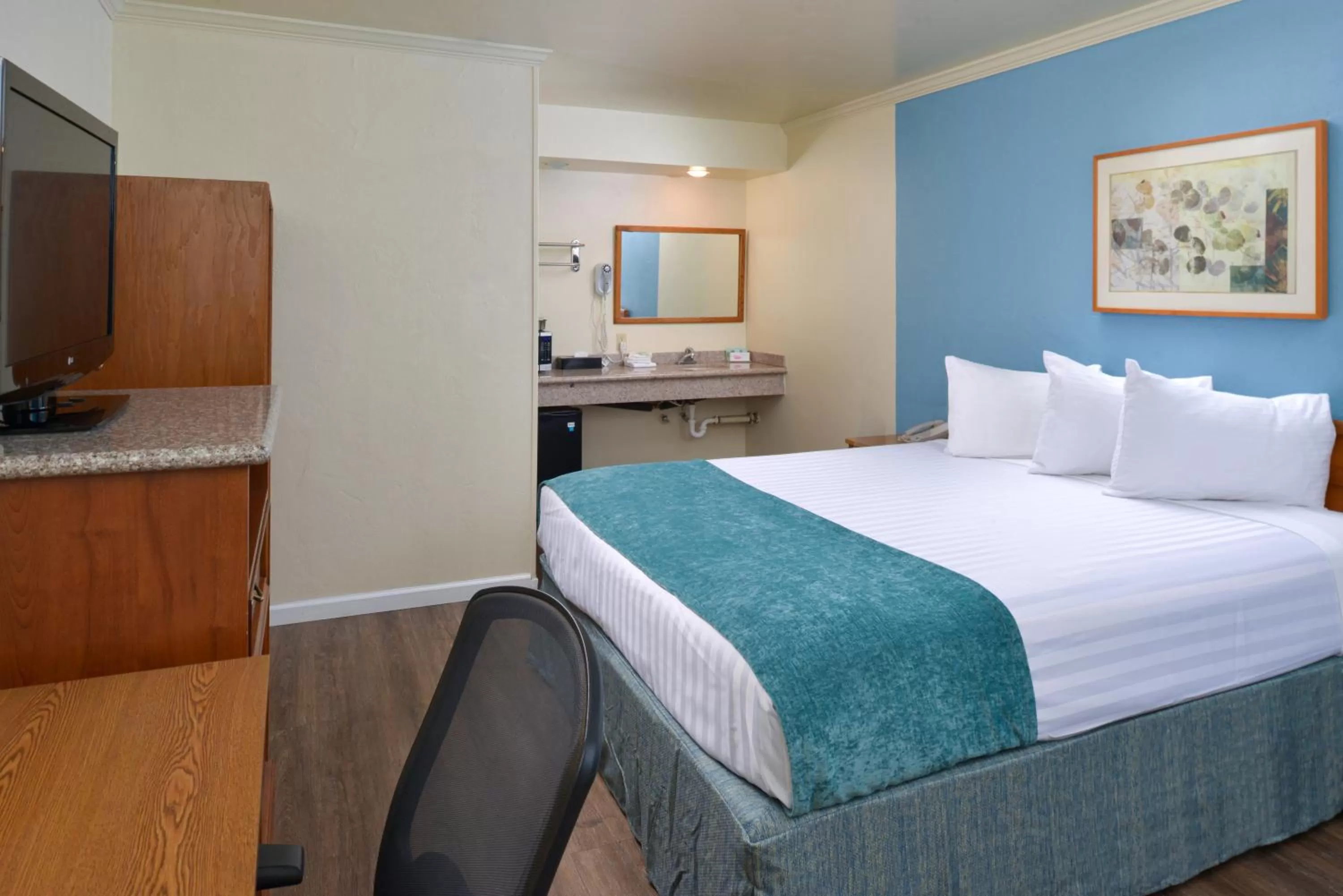 Bed in Edgewater Inn and Suites