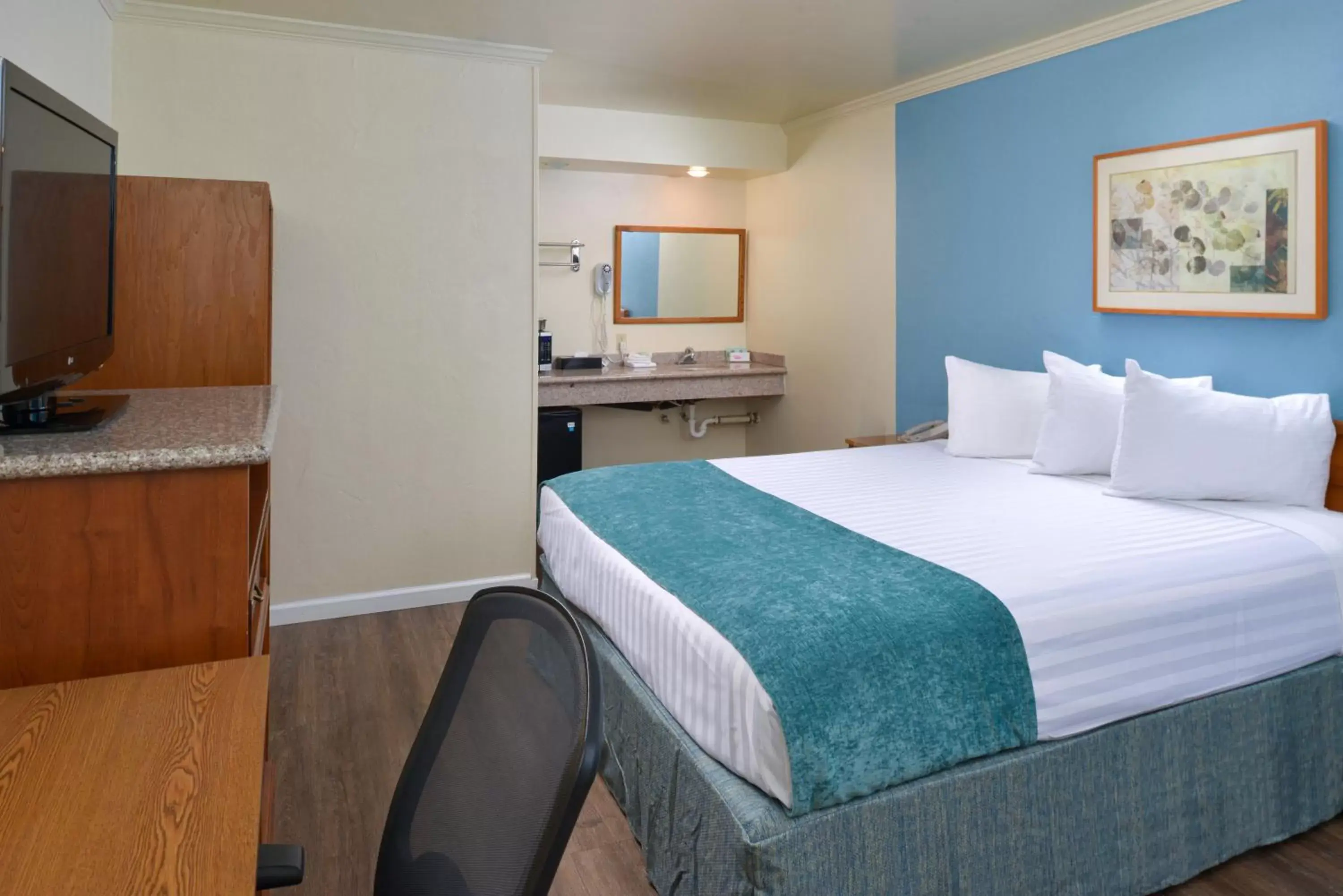 King Room with Pool View in Edgewater Inn and Suites King Room with Pool View in Edgewater Inn and Suites