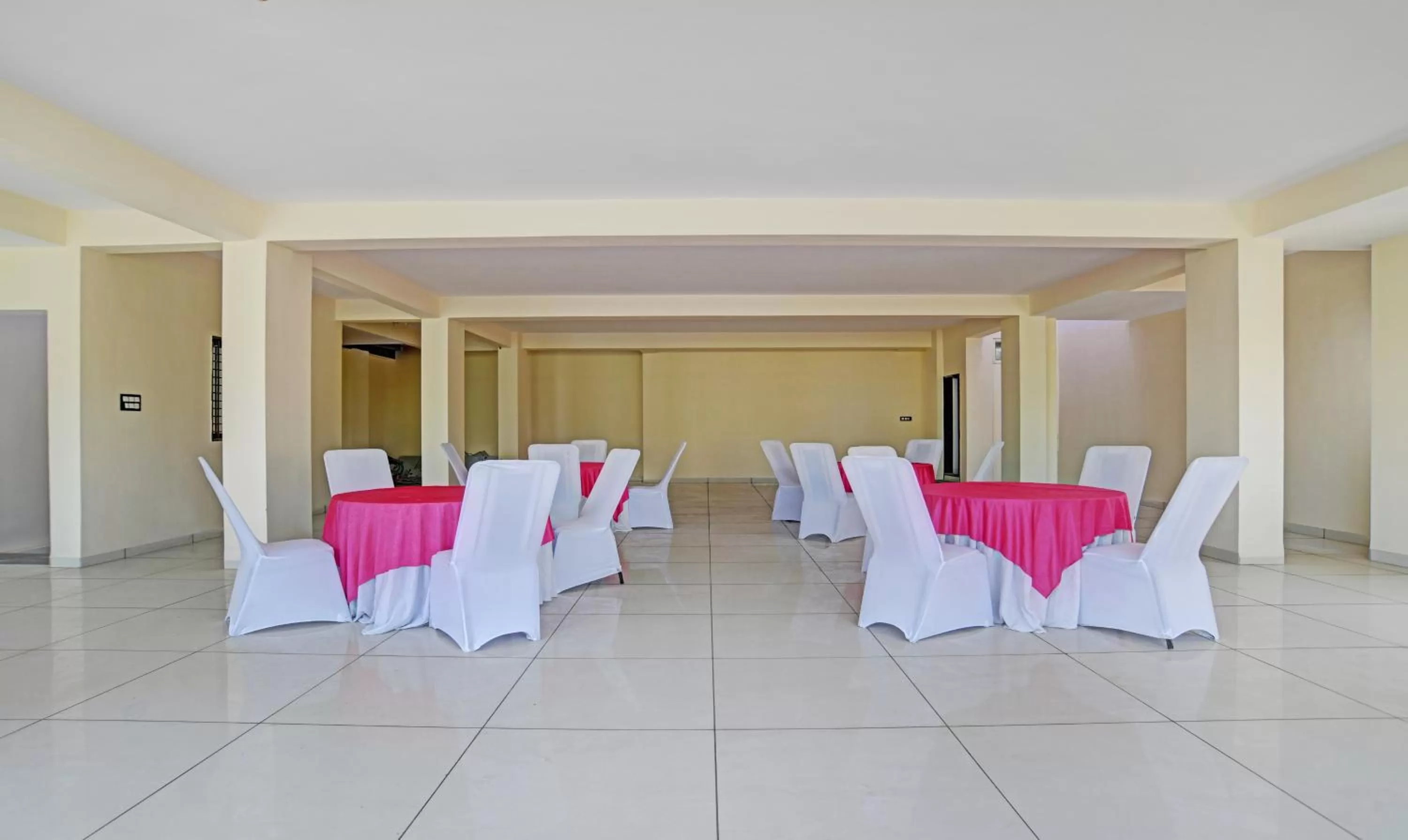 Restaurant/places to eat in Treebo Nirvana Elite