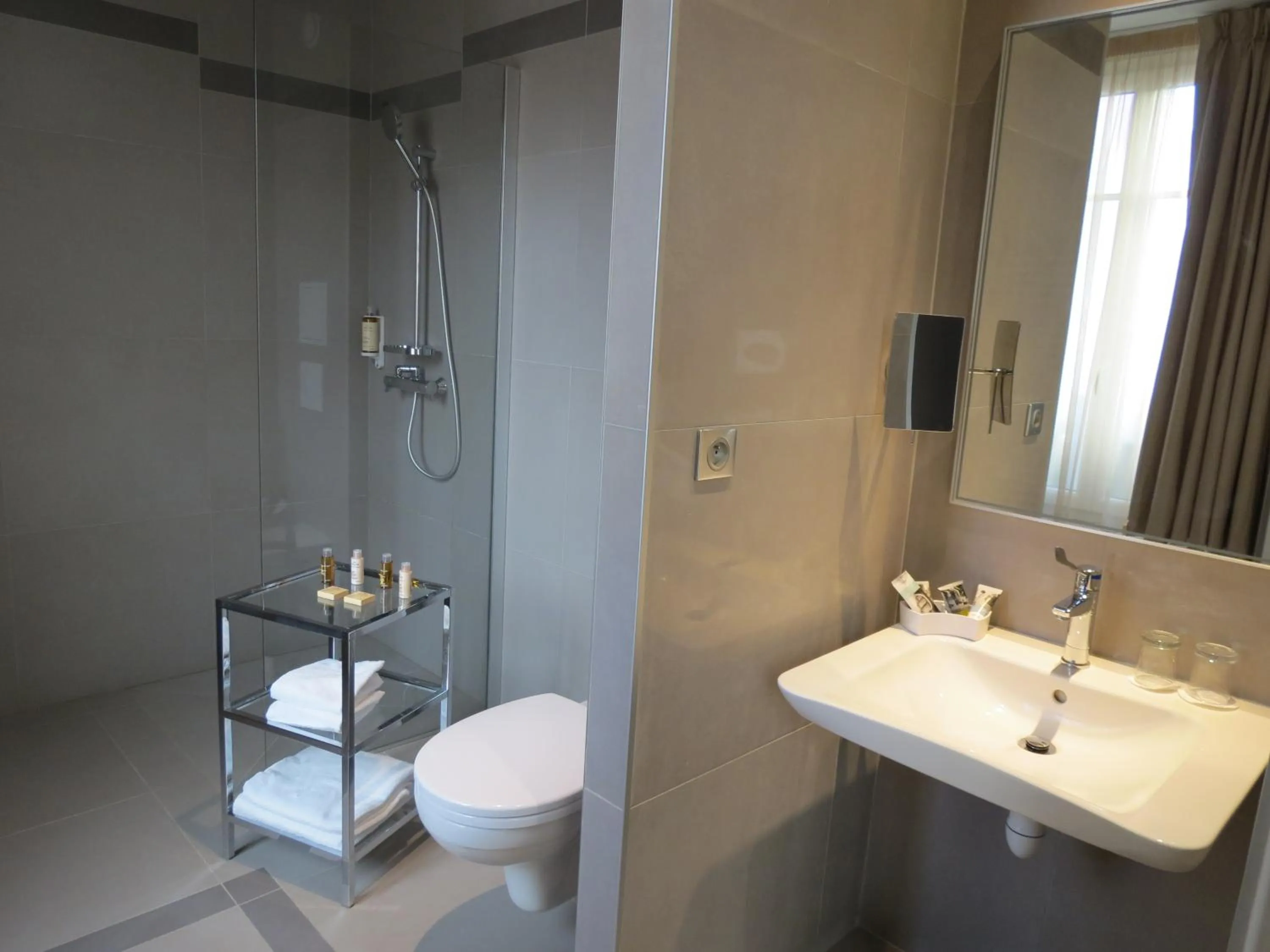 Bathroom in Mercure Paris Opéra Faubourg Montmartre