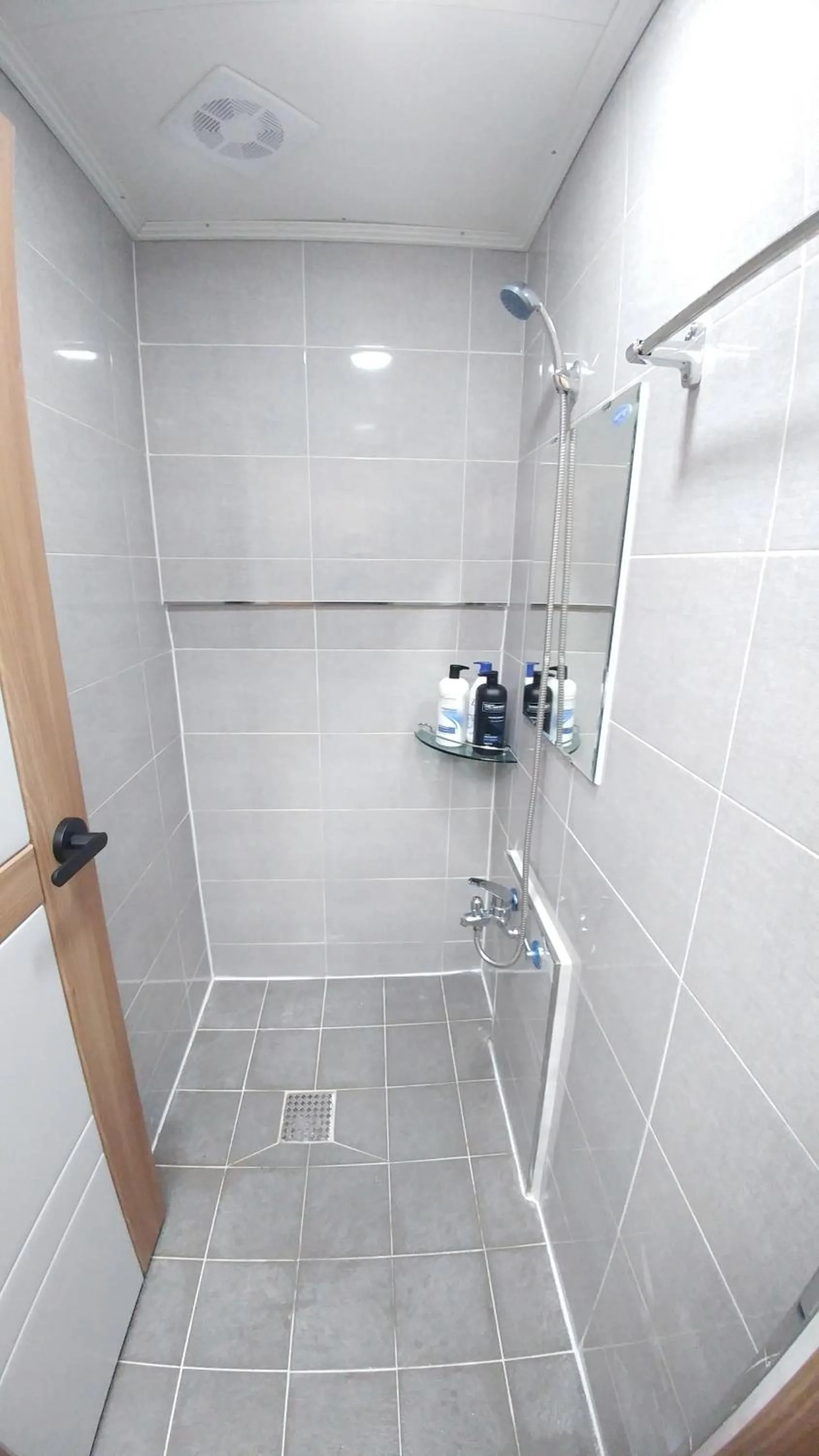 Shower in Hause Itaewon