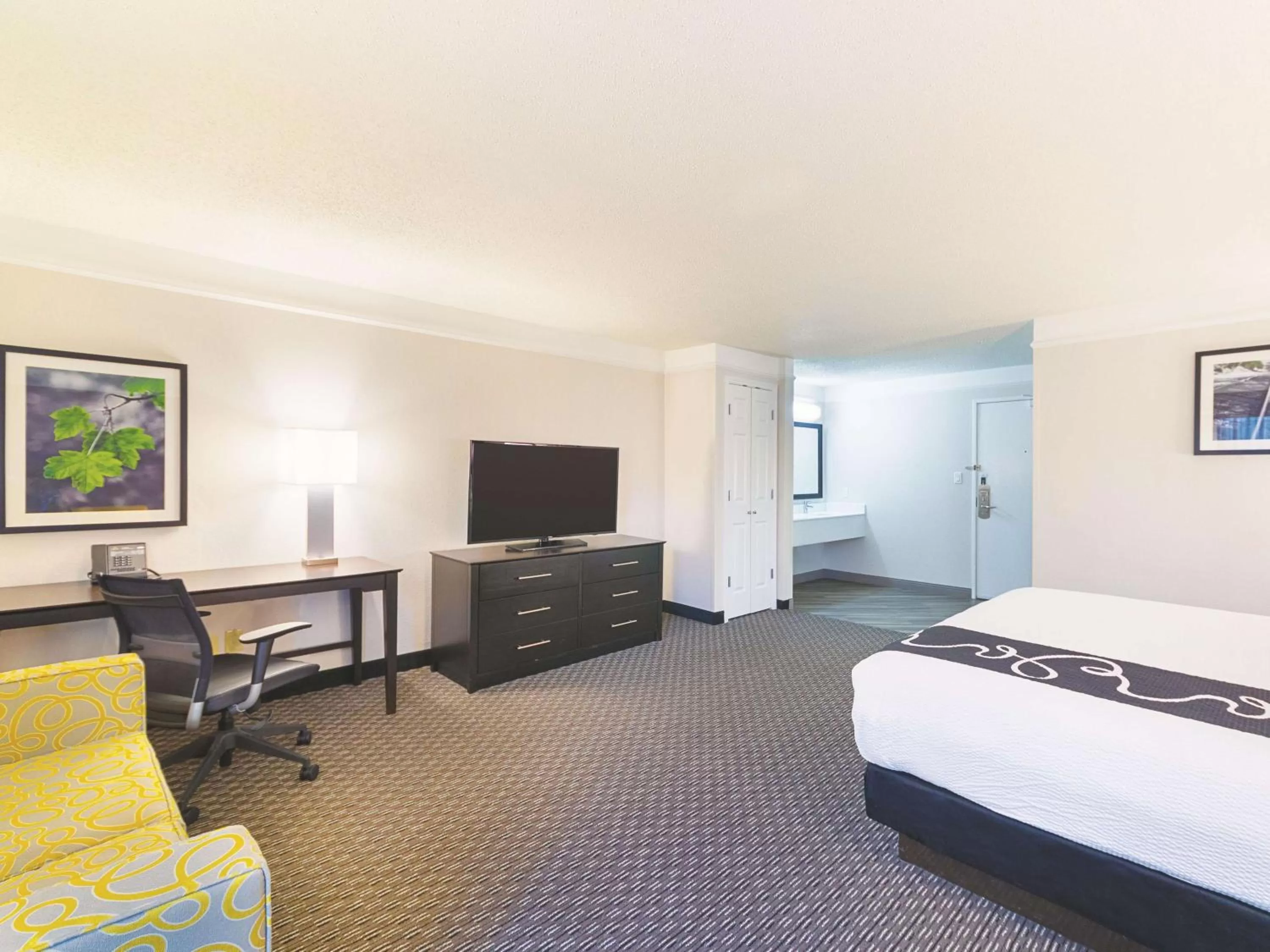 Photo of the whole room, Bed in La Quinta by Wyndham Austin Round Rock