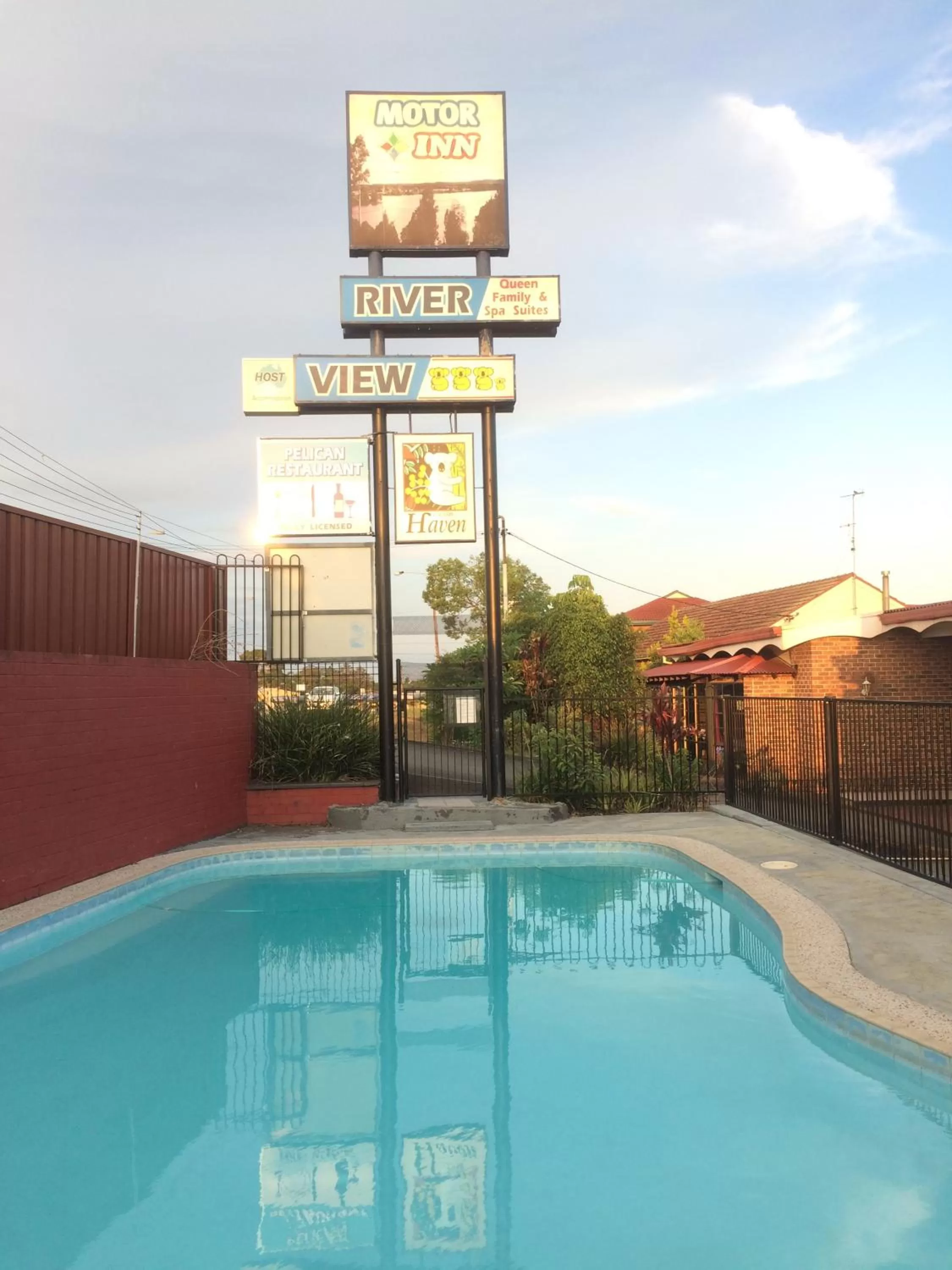 Swimming pool in Riverview Motor Inn