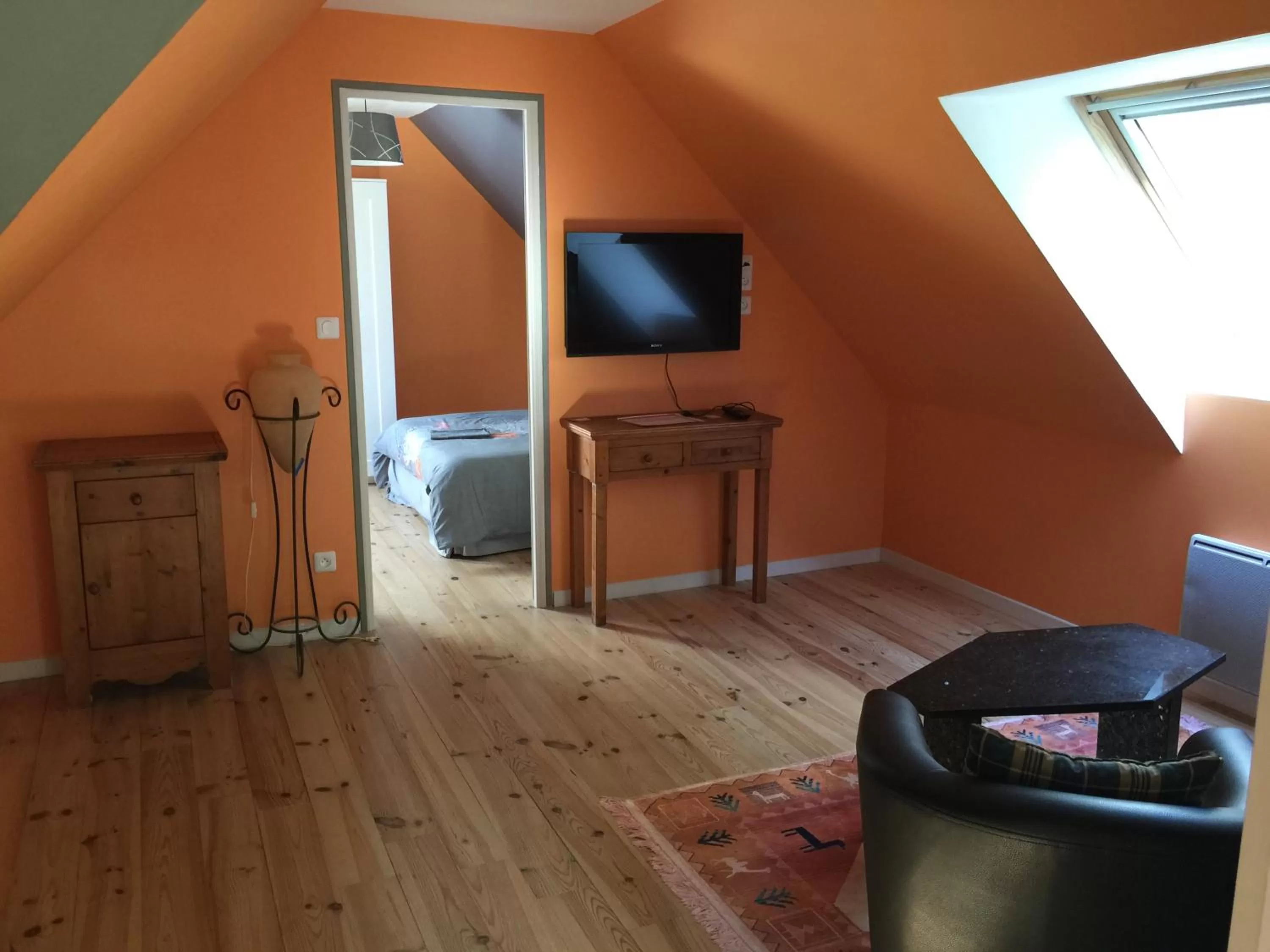 Communal lounge/ TV room in La Caronnière