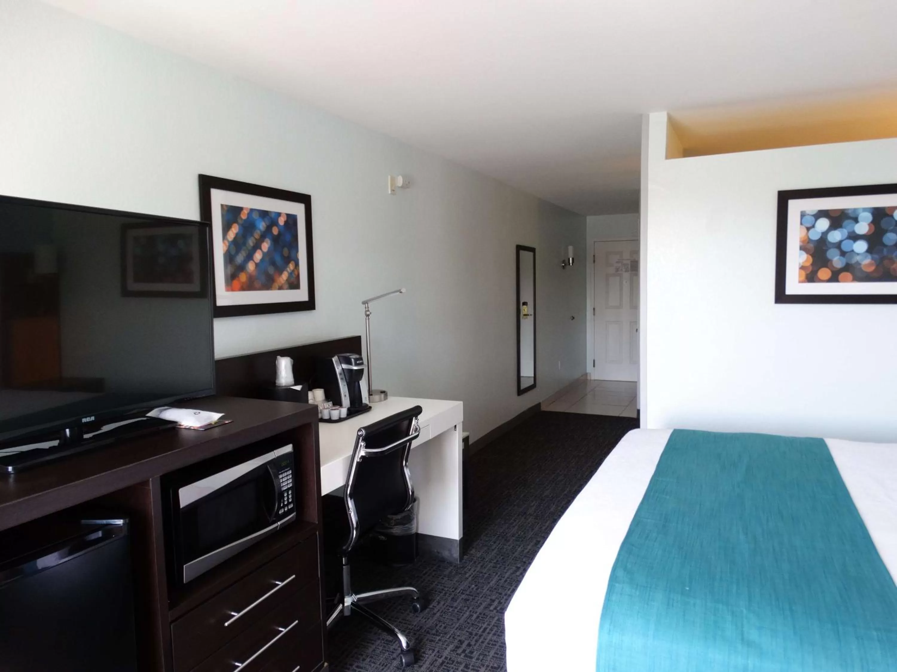 Photo of the whole room, Bed in Best Western Plus Orlando Lake Buena Vista South Inn & Suites