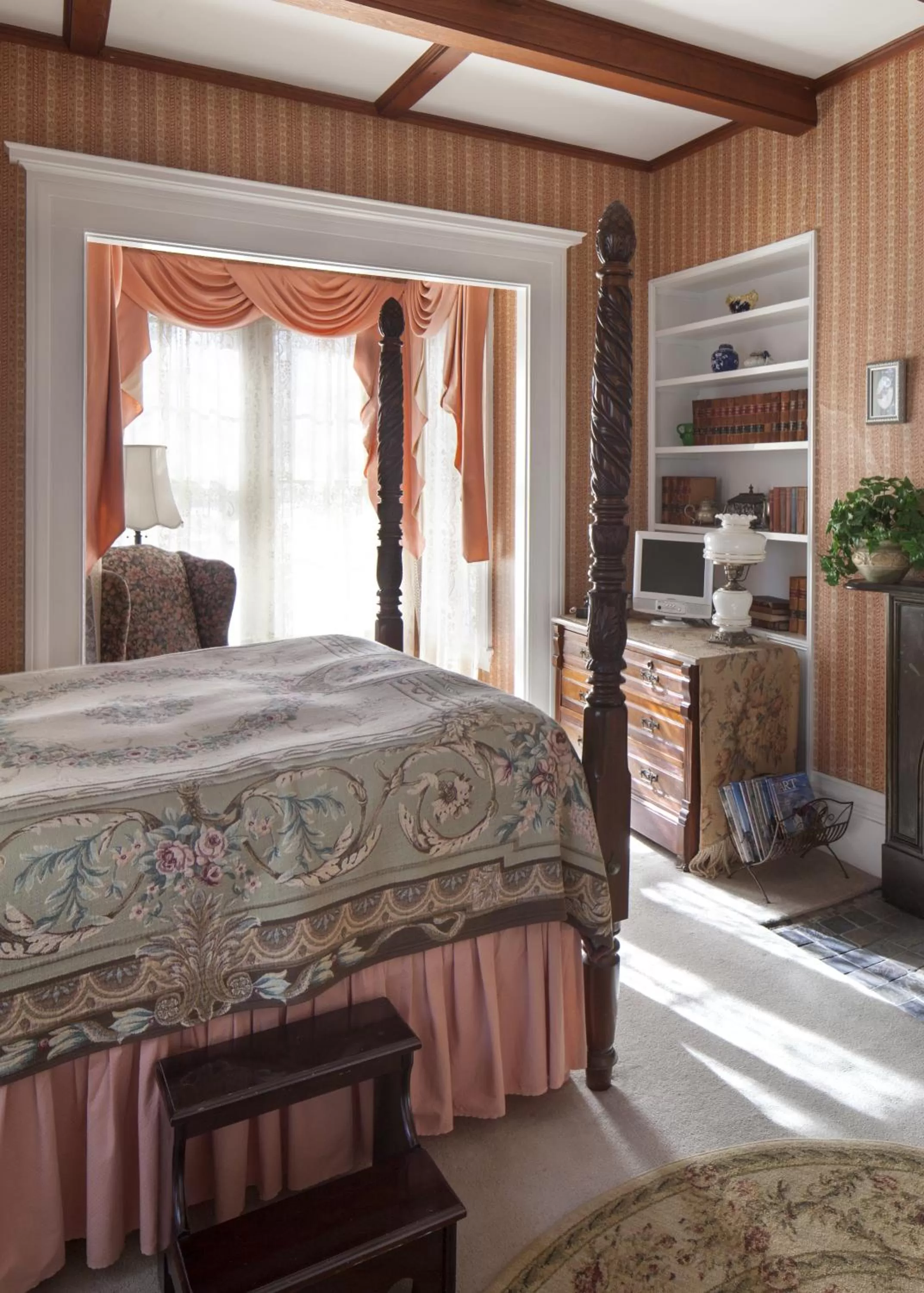 Bed in Isaiah Jones Homestead Bed and Breakfast