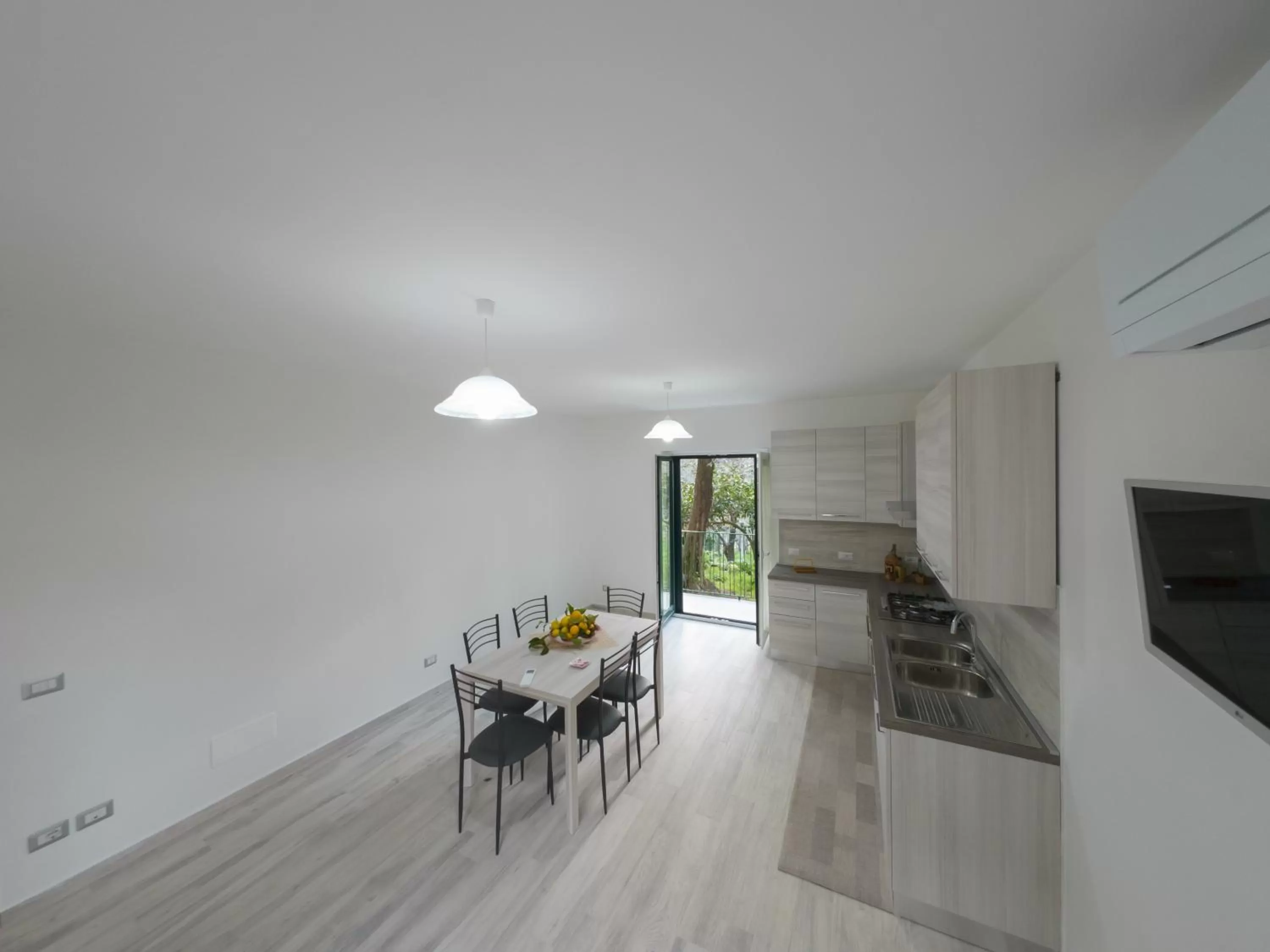 Kitchen or kitchenette, Dining Area in The smile of the sun