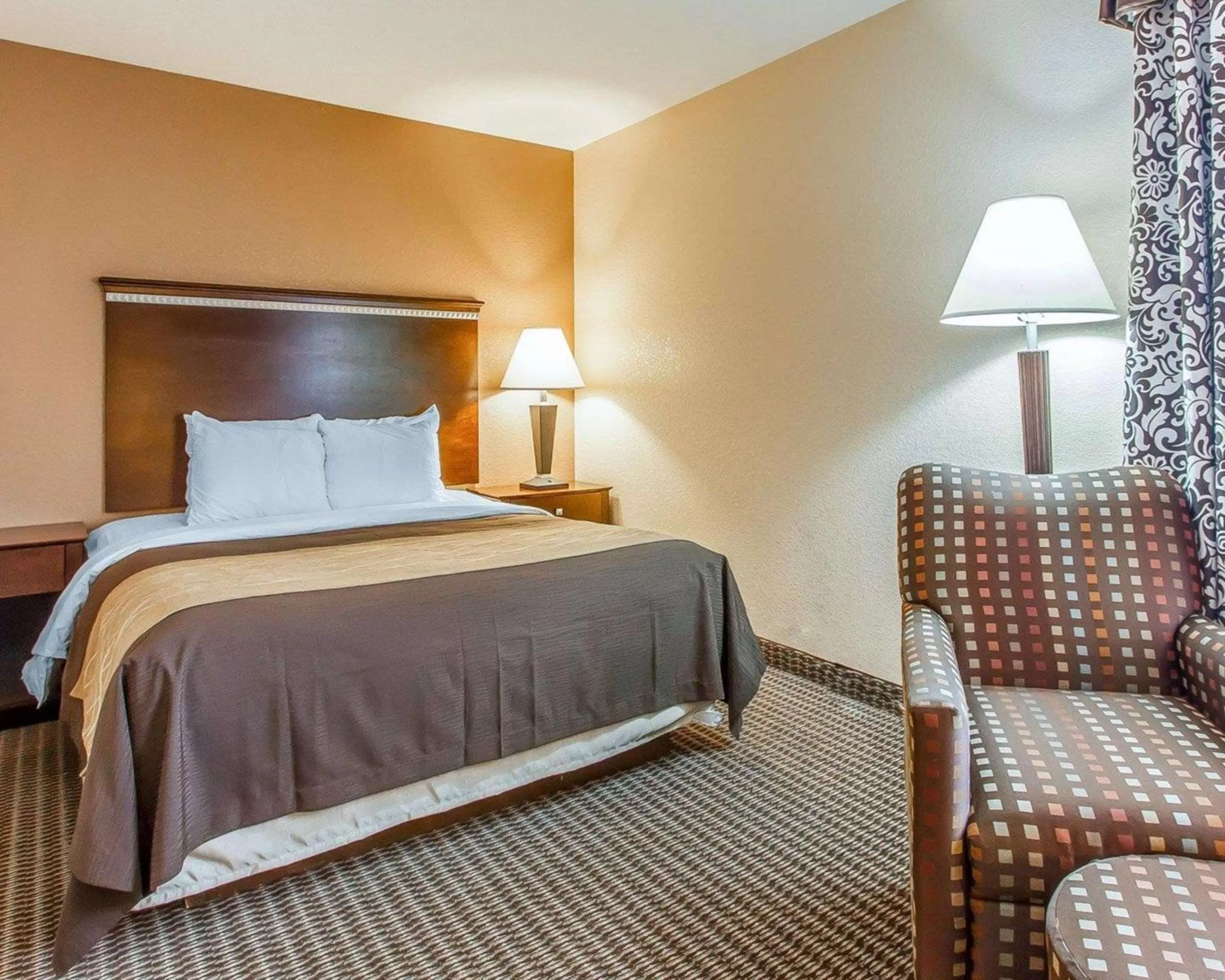 Photo of the whole room, Bed in Quality Inn & Suites Mount Pleasant