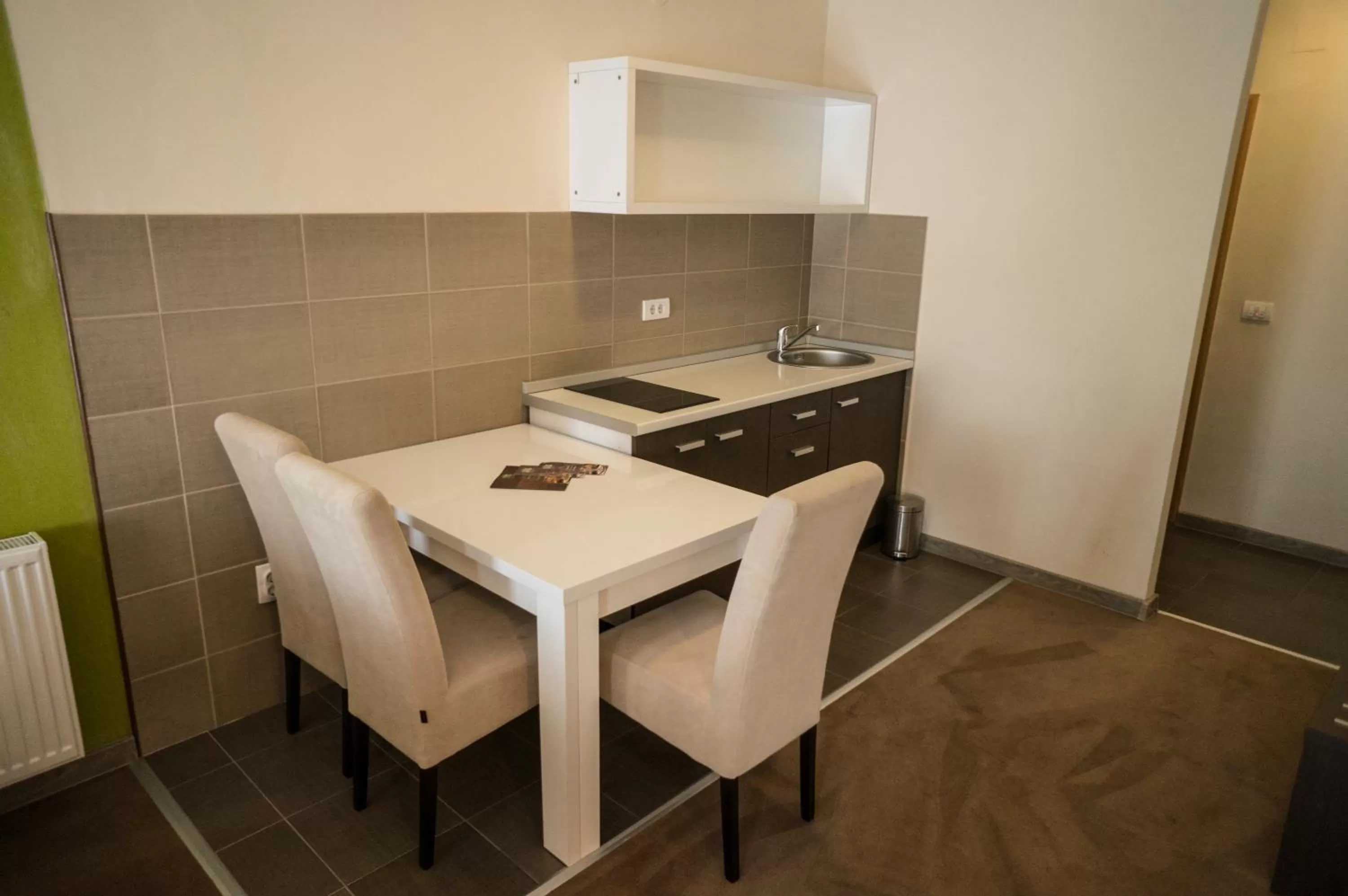 Coffee/tea facilities in Garni Hotel Ema