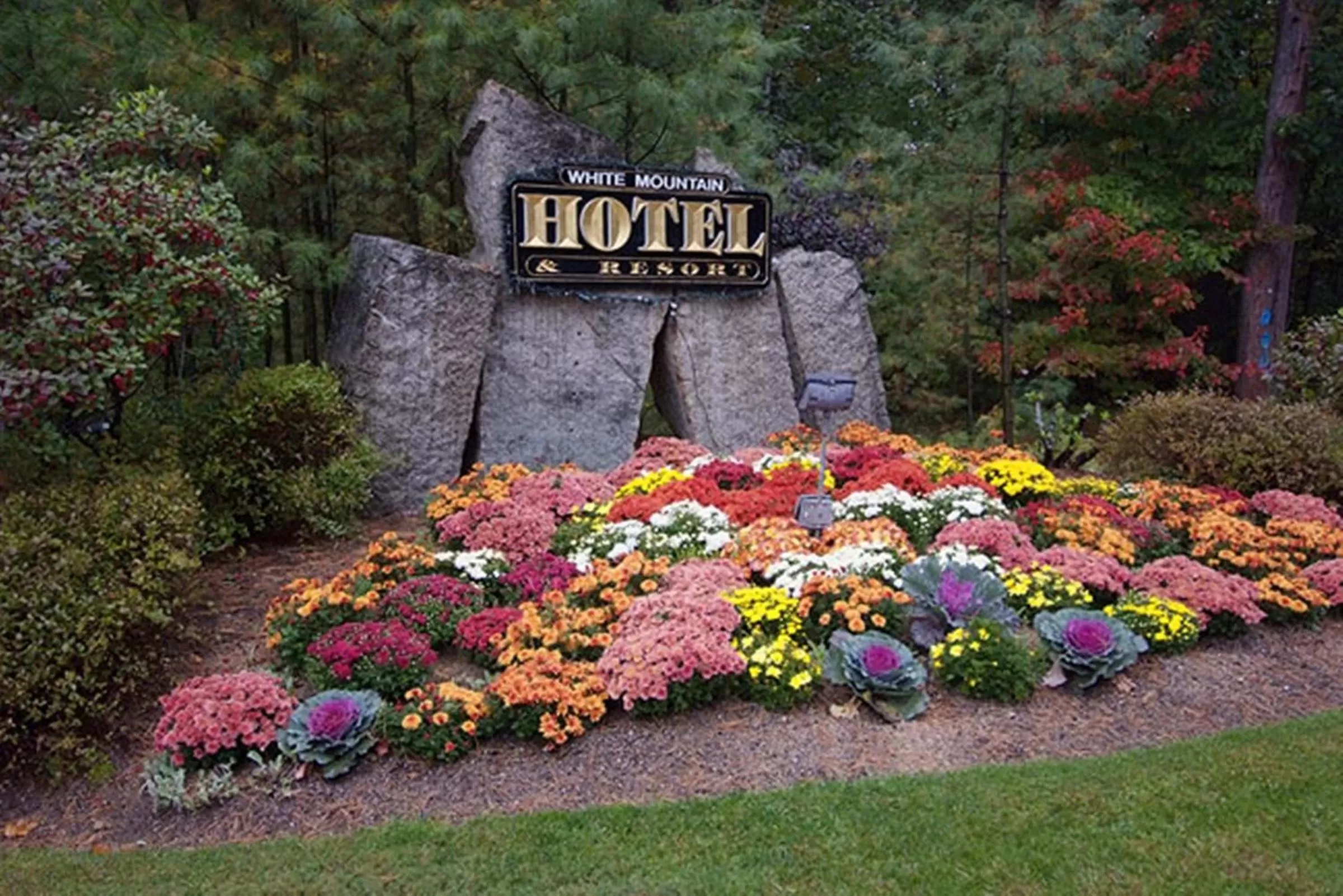 Garden in White Mountain Hotel and Resort