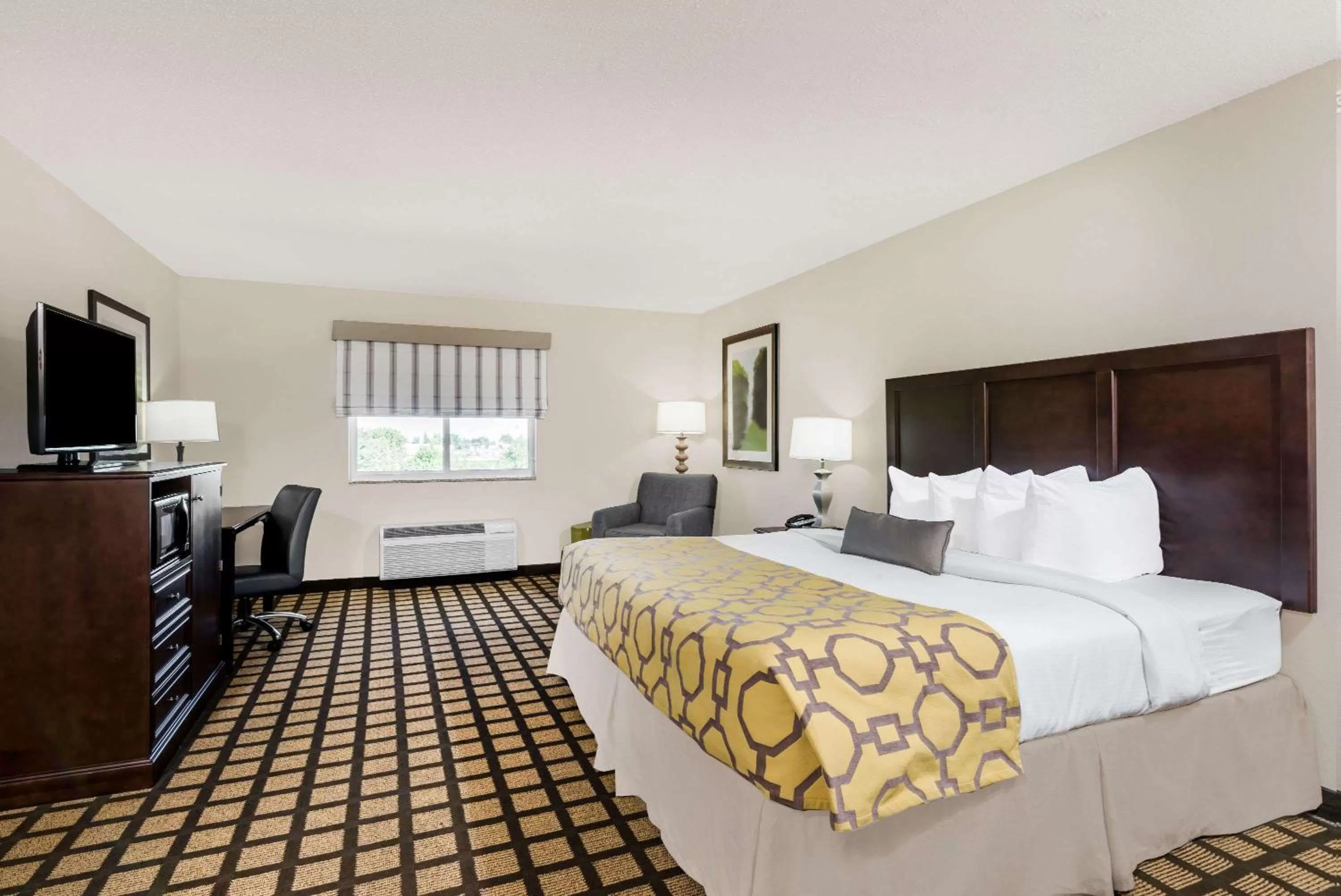 Photo of the whole room, Bed in Baymont by Wyndham Erie