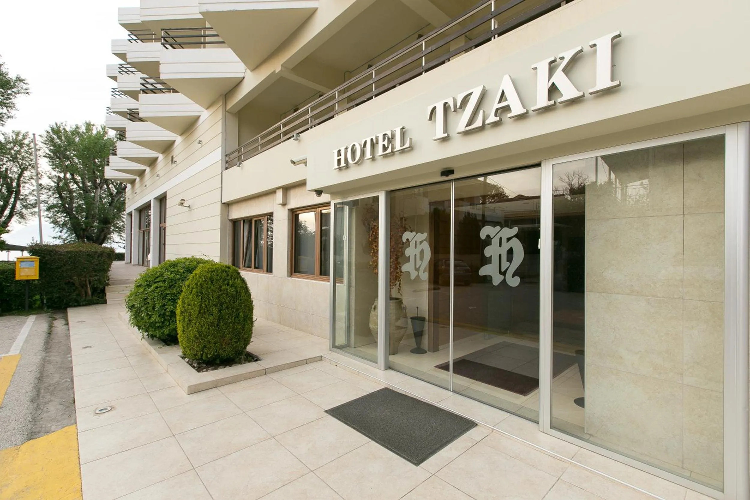 Facade/entrance in Tzaki hotel & restaurant Patras