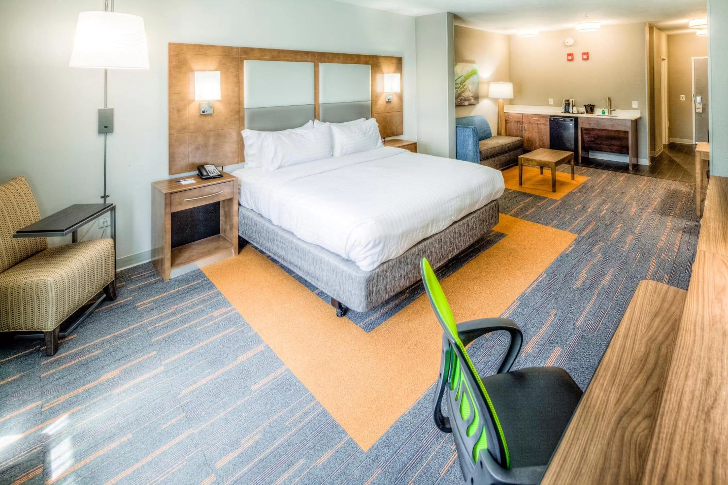Photo of the whole room, Bed in Holiday Inn Express & Suites Cleveland/Westlake by IHG