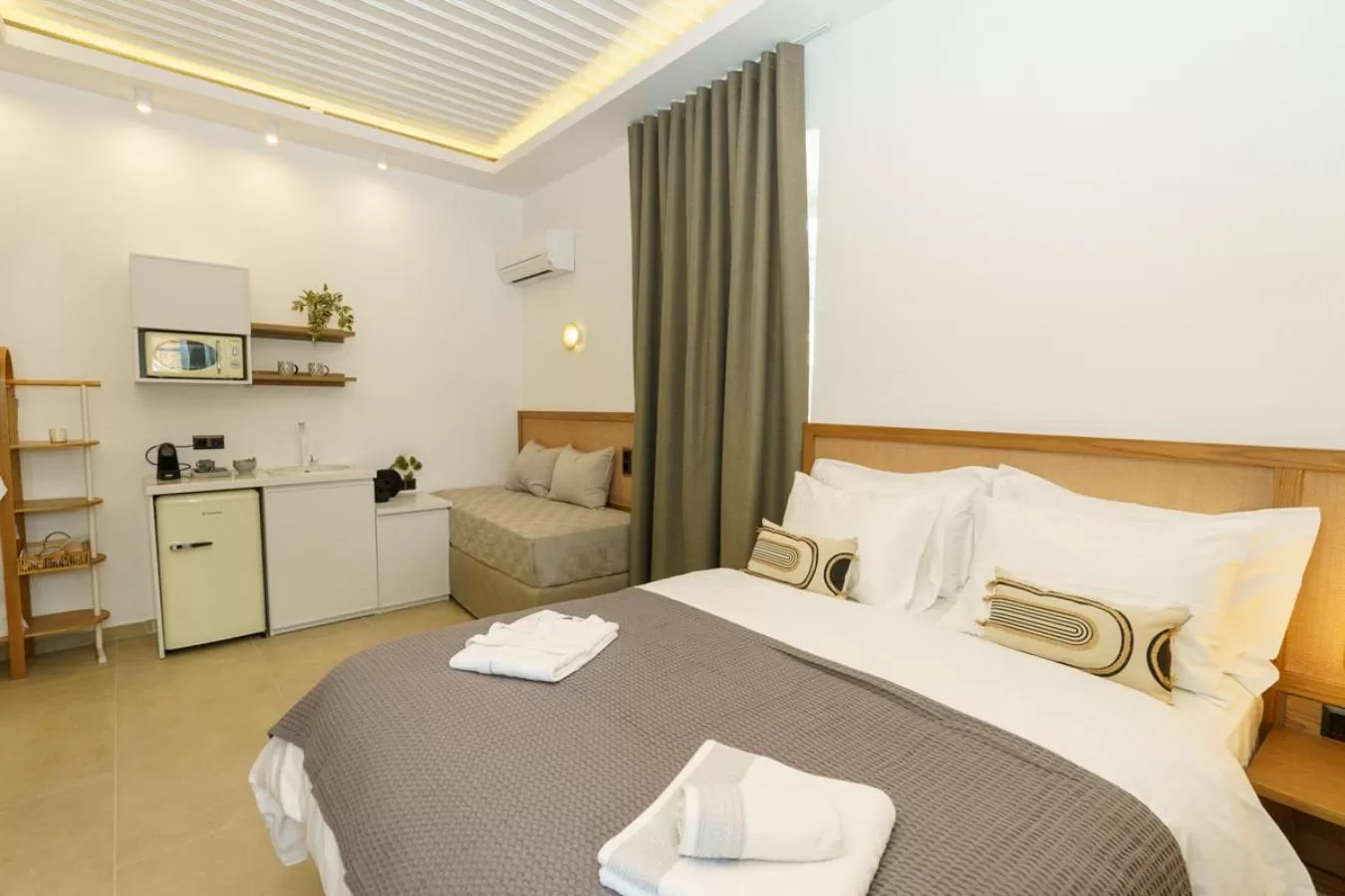 Bed in La Vie Hydra Luxury Suites