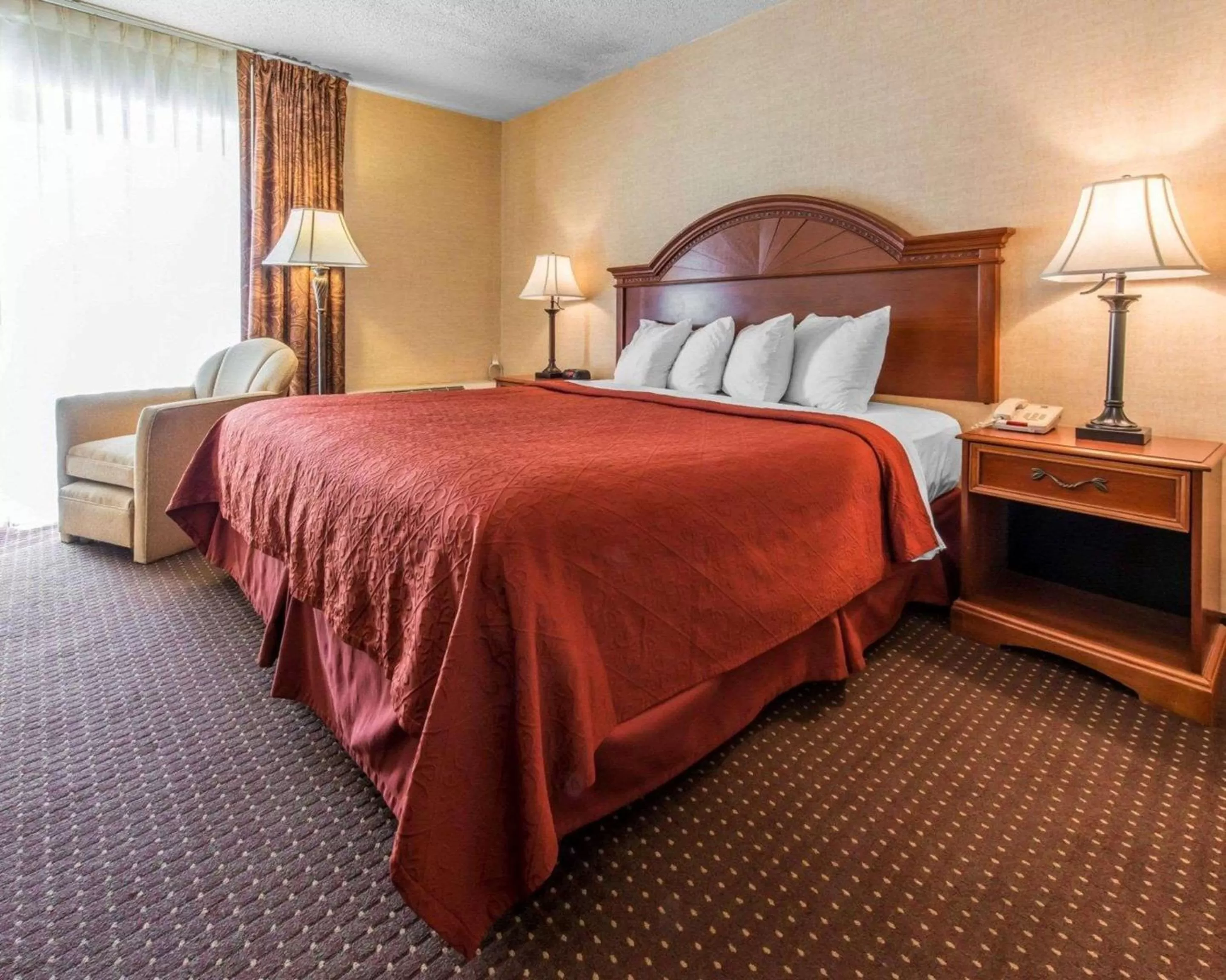 Photo of the whole room, Bed in Quality Inn & Suites Erie near Casino