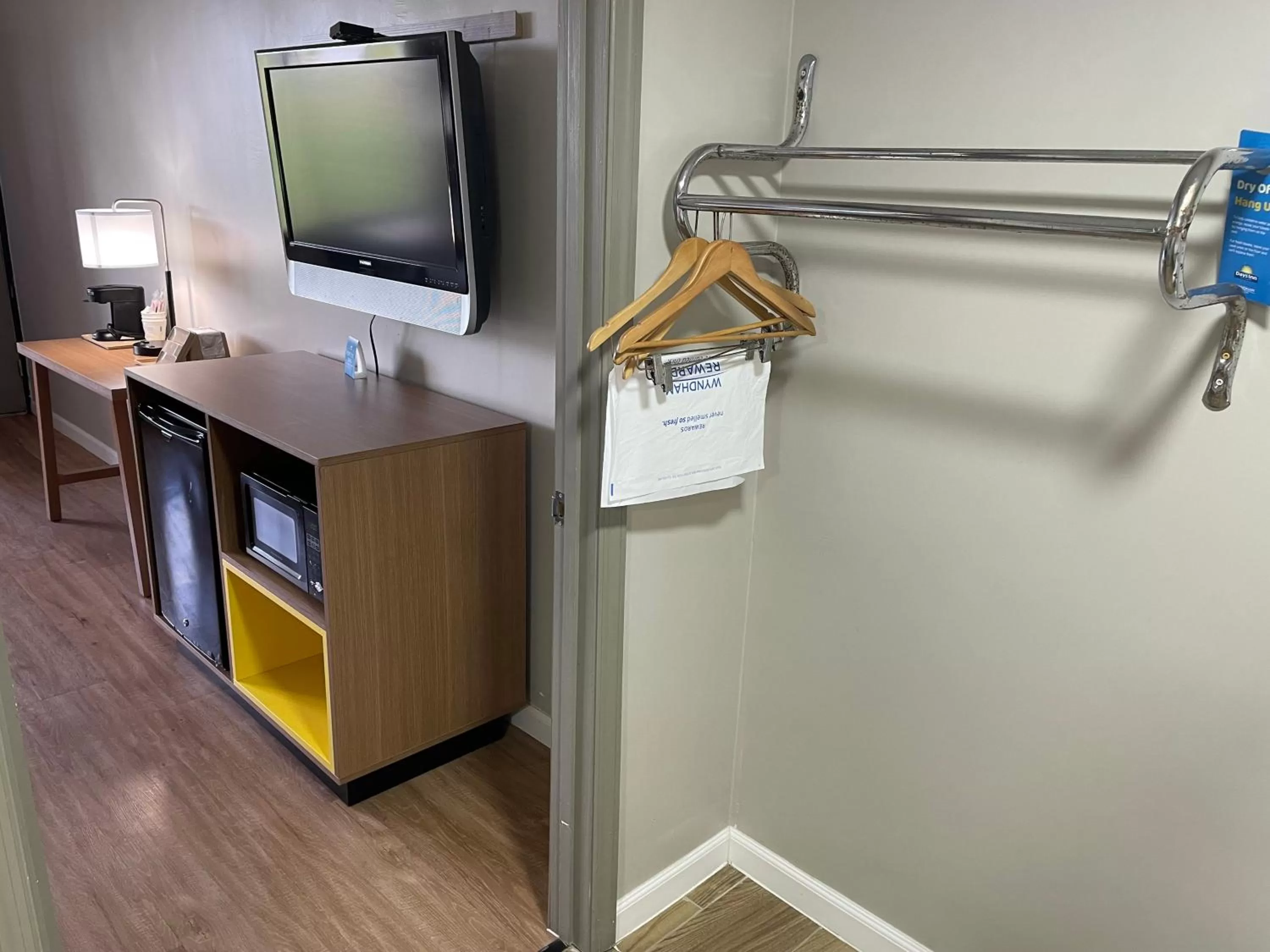 TV and multimedia in Days Inn by Wyndham Valdosta/Near Valdosta Mall