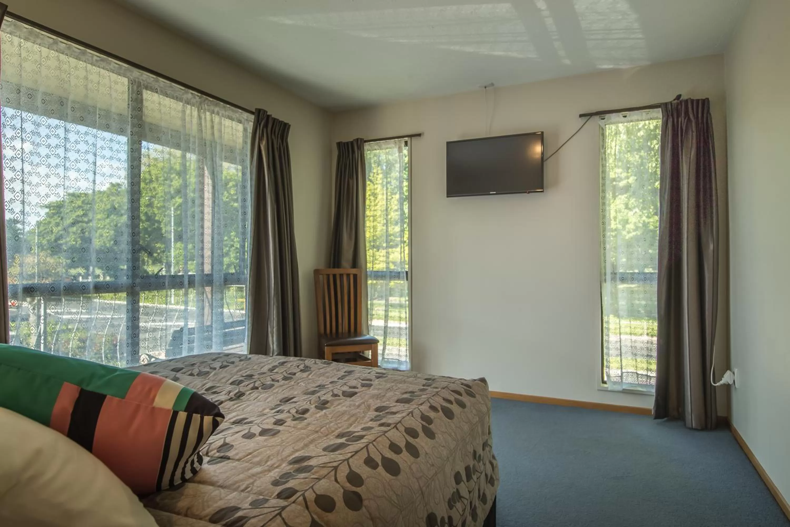 Bedroom, Bed in Argyle On The Park - Central Christchurch Motel Overlooking Hagley Park