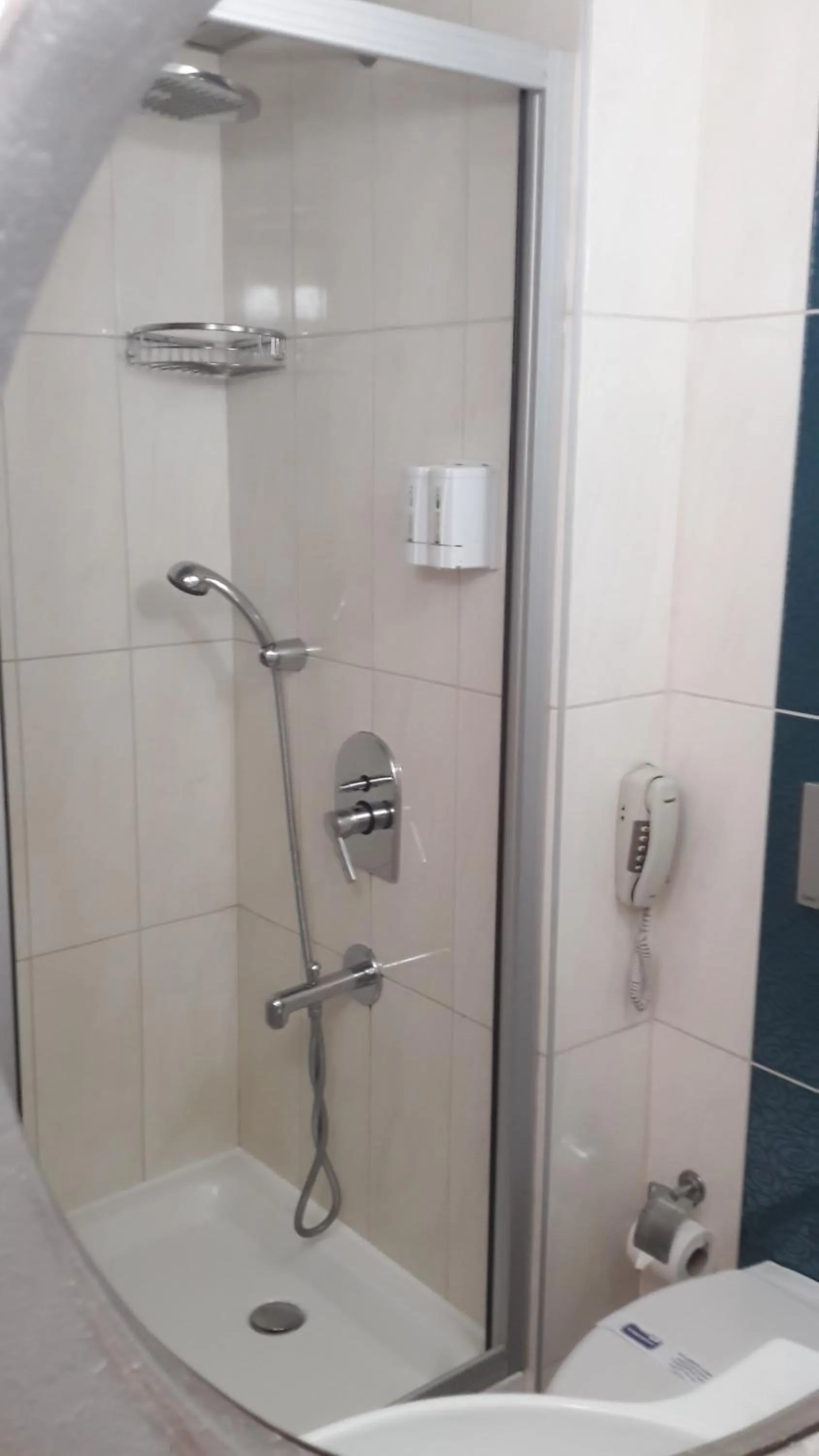 Shower in Cender Hotel