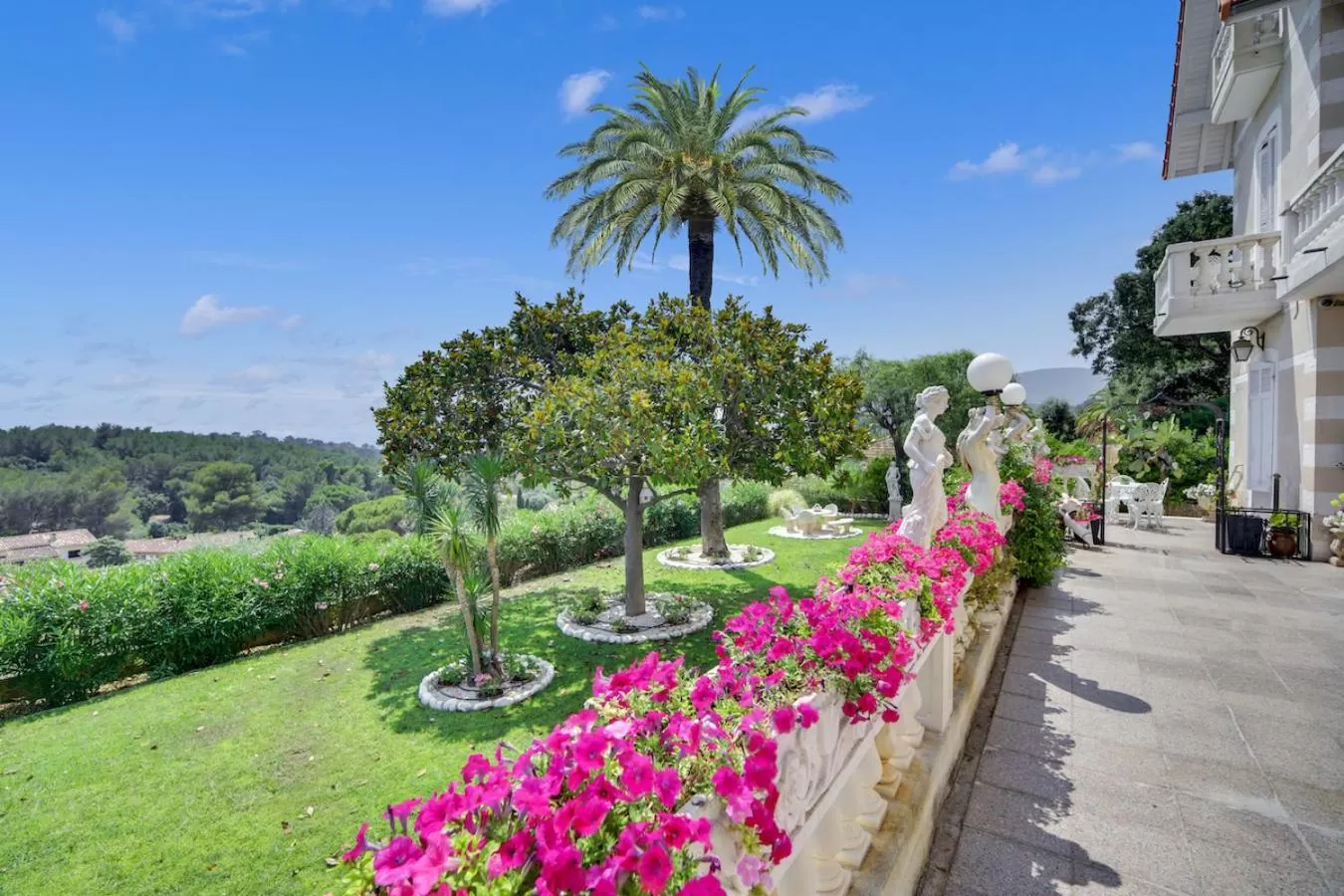 Garden view in Le Château de Mei Lese