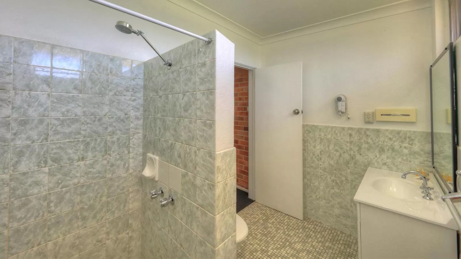 Bathroom in Glen Innes Motel