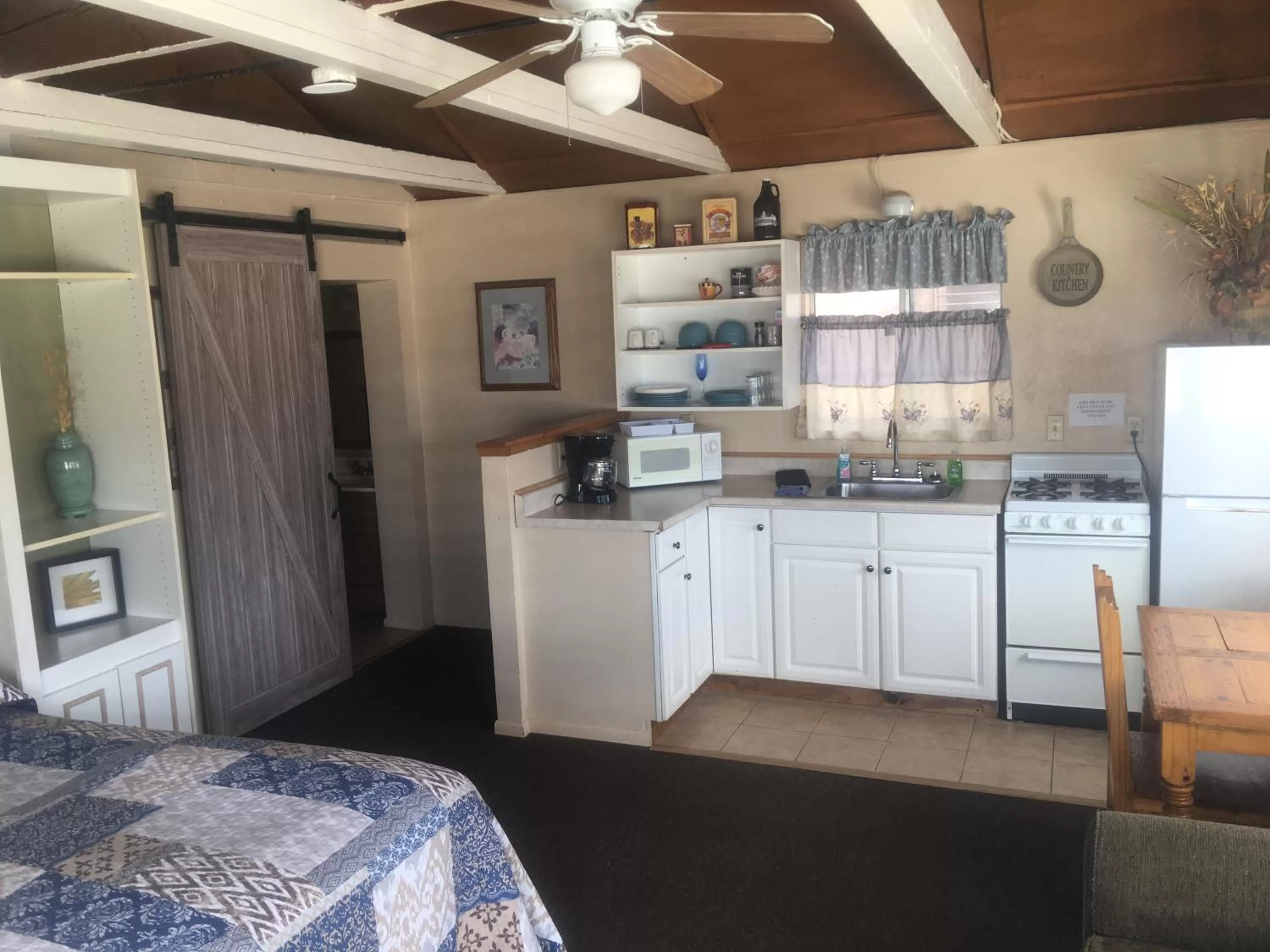 Kitchen or kitchenette, Kitchen/Kitchenette in Rainbows End Fishing Resort
