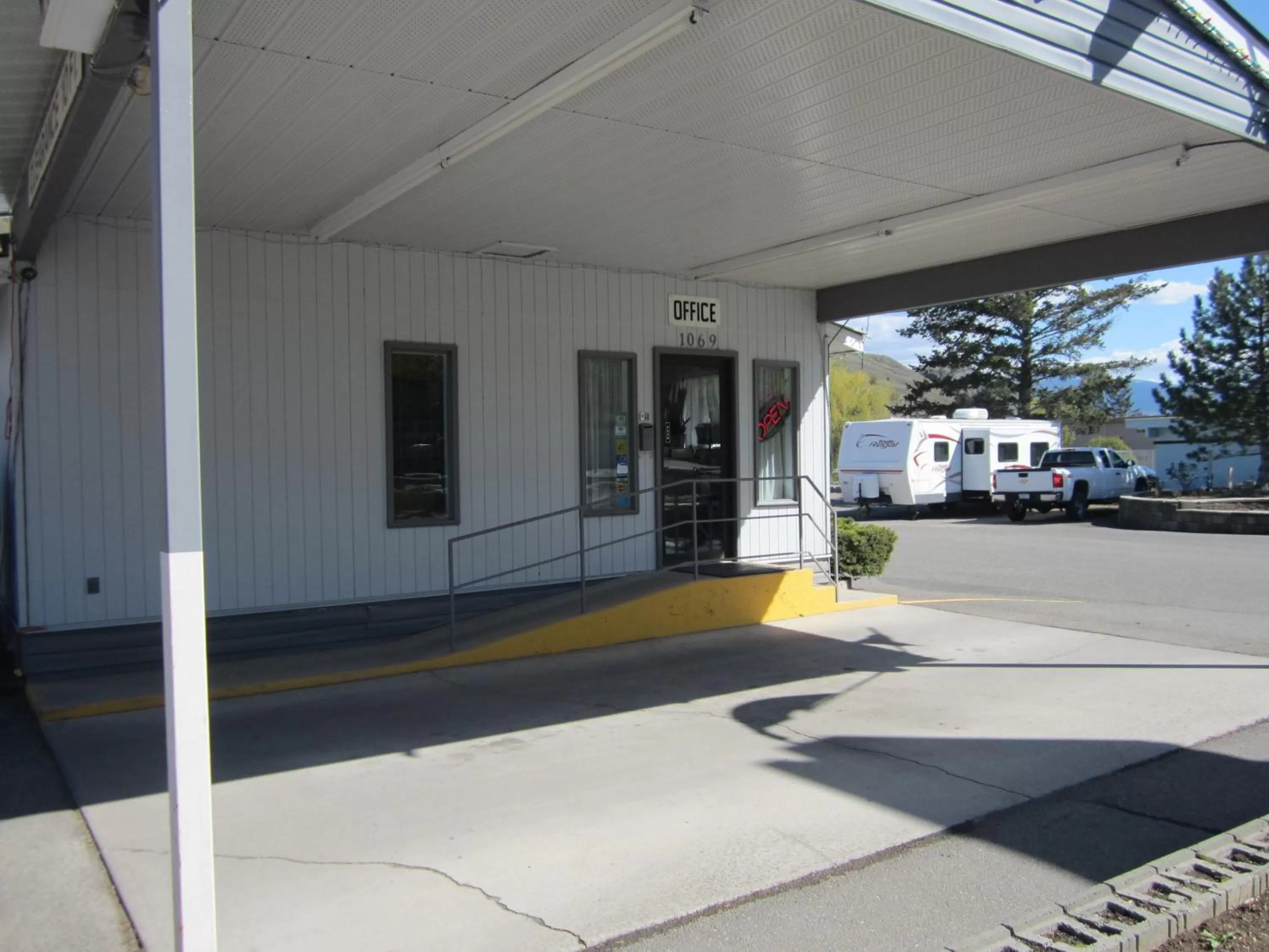 Facade/entrance in Canada's Best Value Desert Inn & Suites