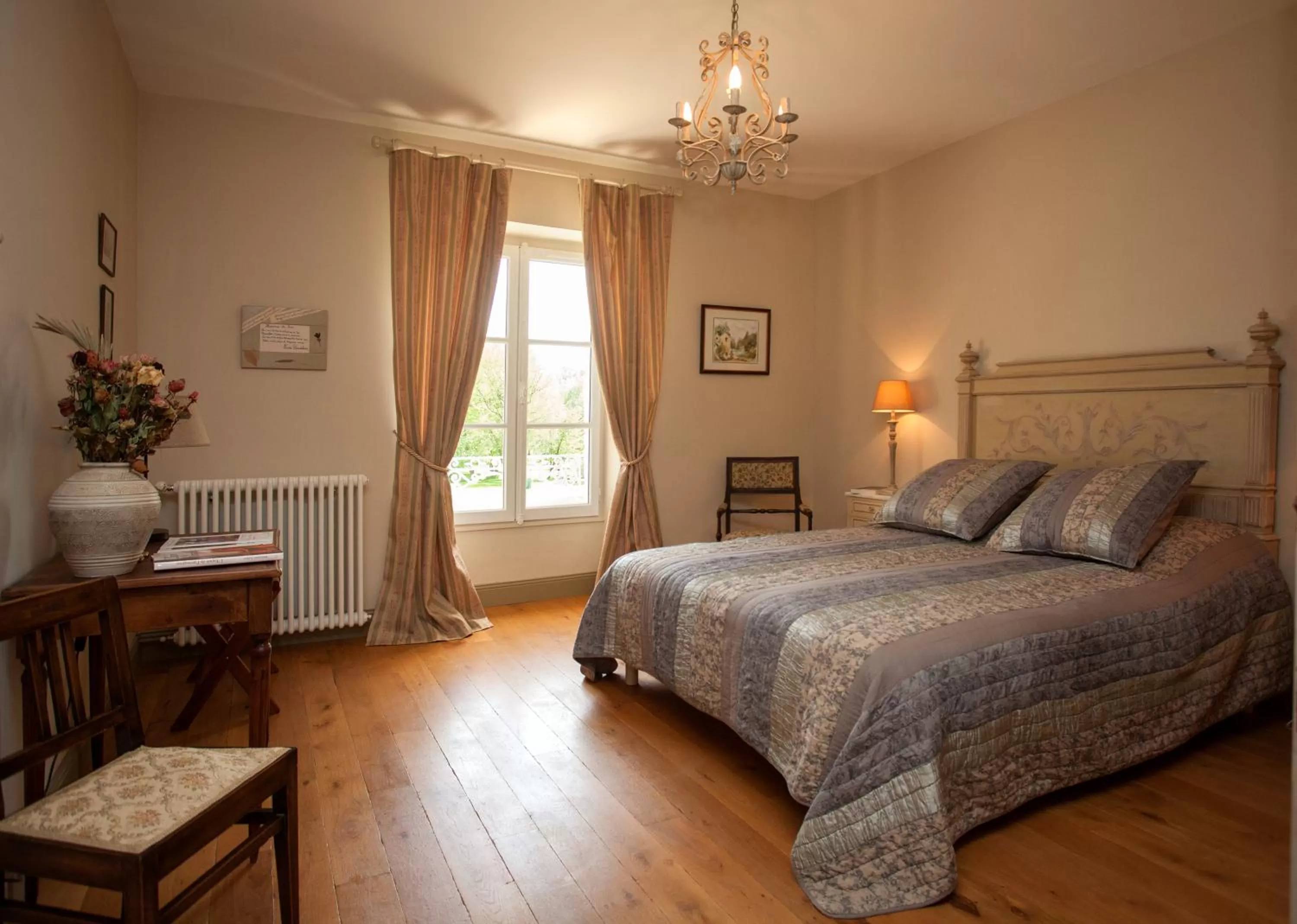 Photo of the whole room, Bed in Maison d'hôtes de Charme Les Bruhasses