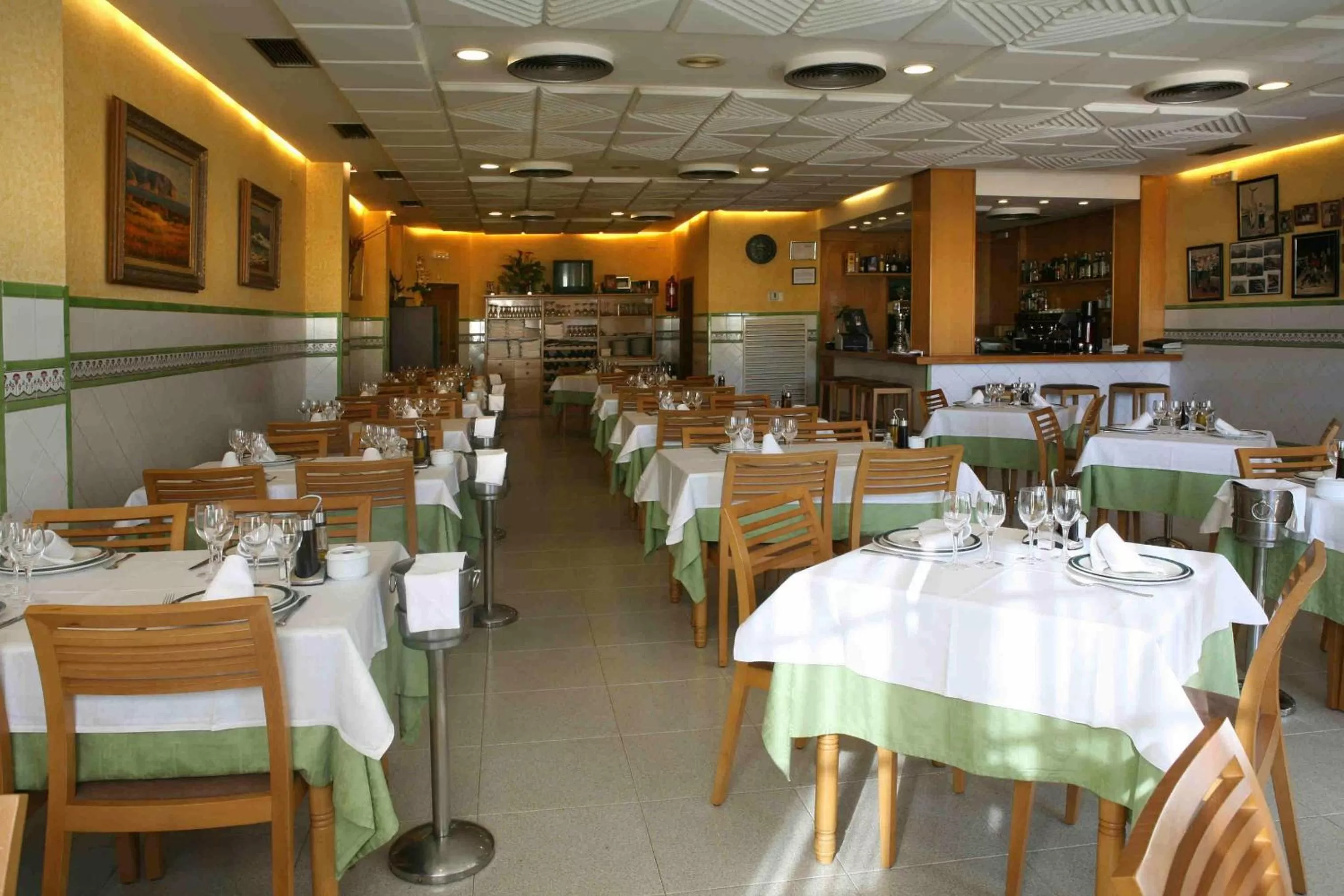 Restaurant/places to eat in Nou Avenida