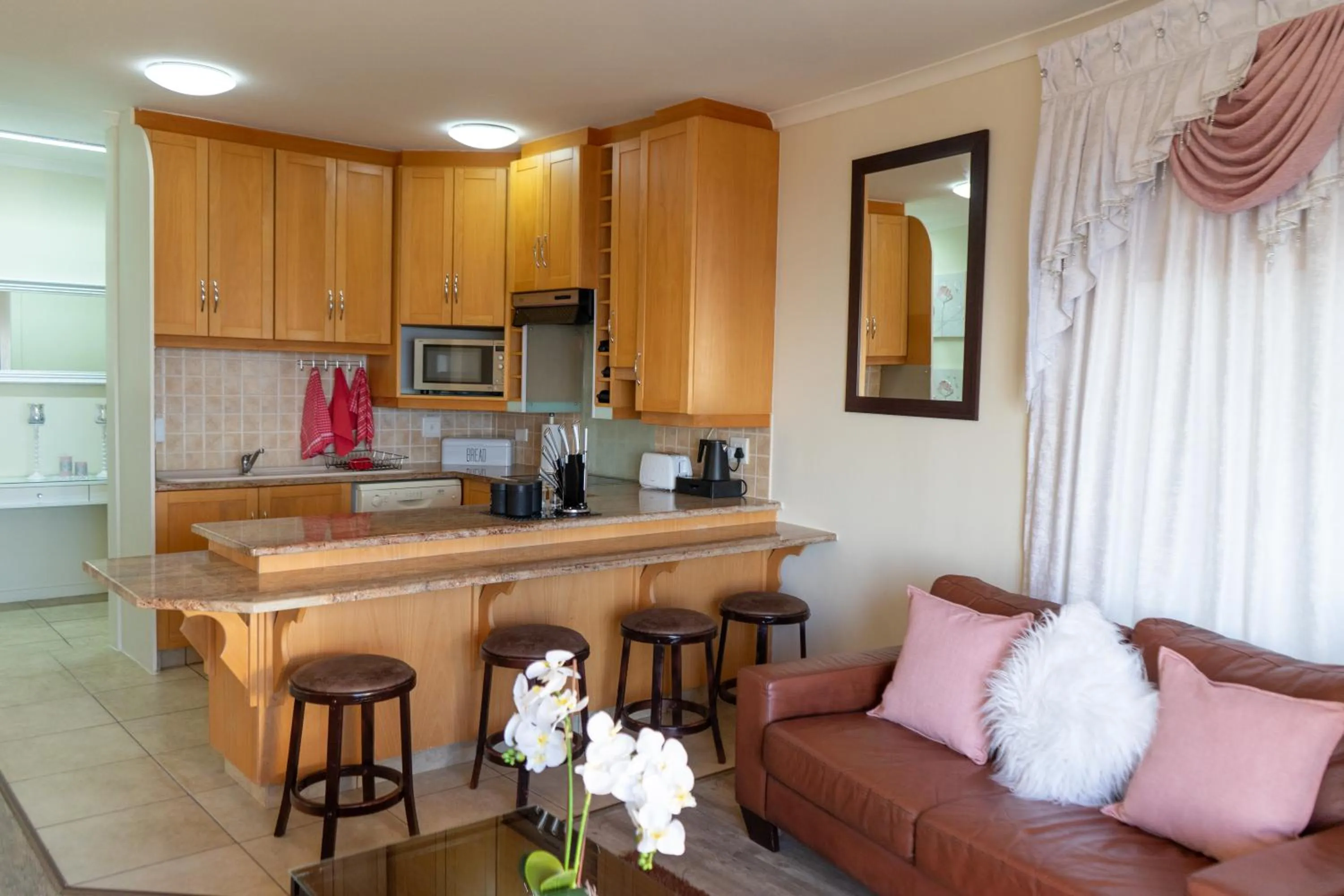 Kitchen or kitchenette in Bar-t-nique Guest House