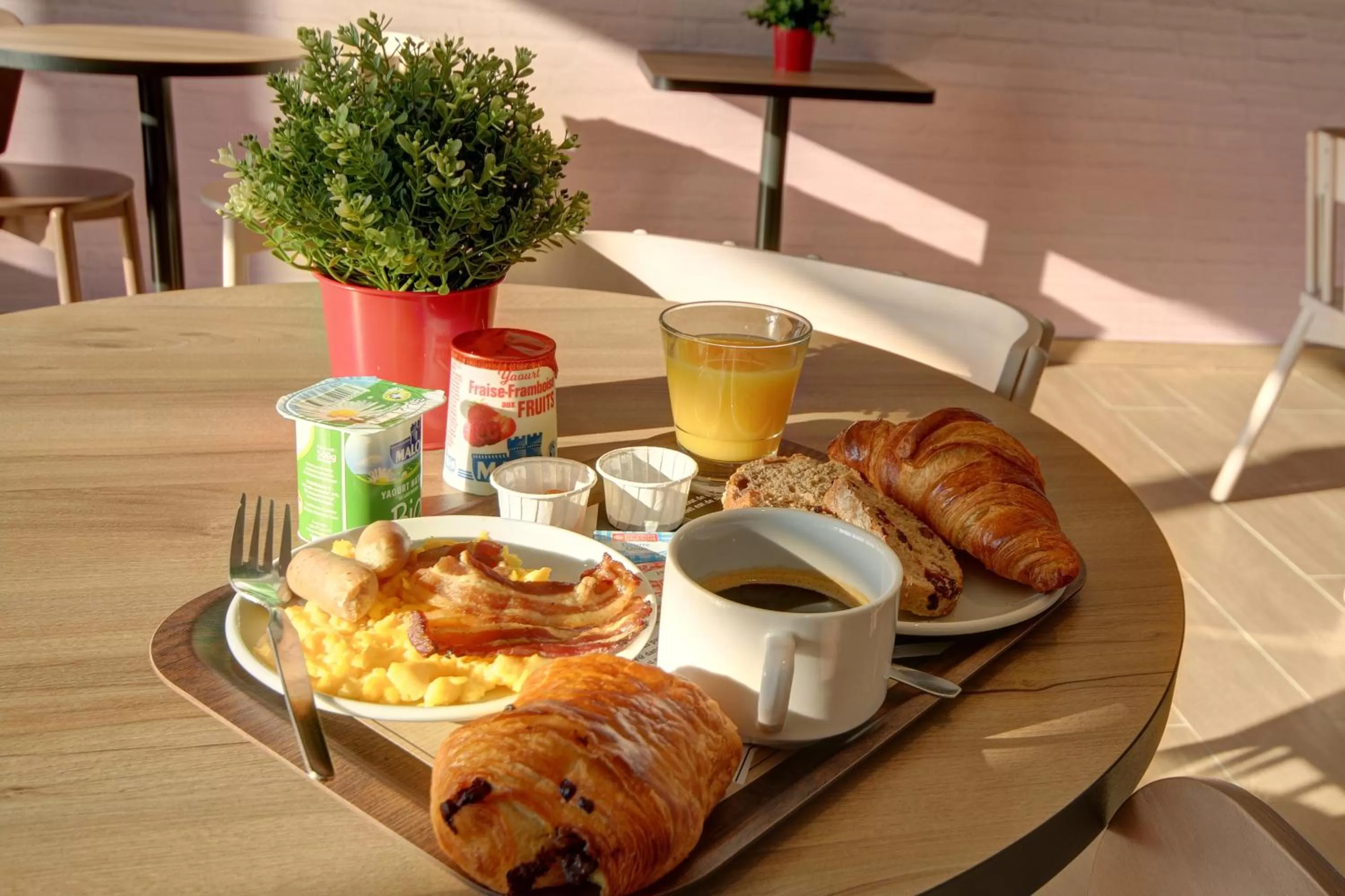 Breakfast in B&B HOTEL Epernay