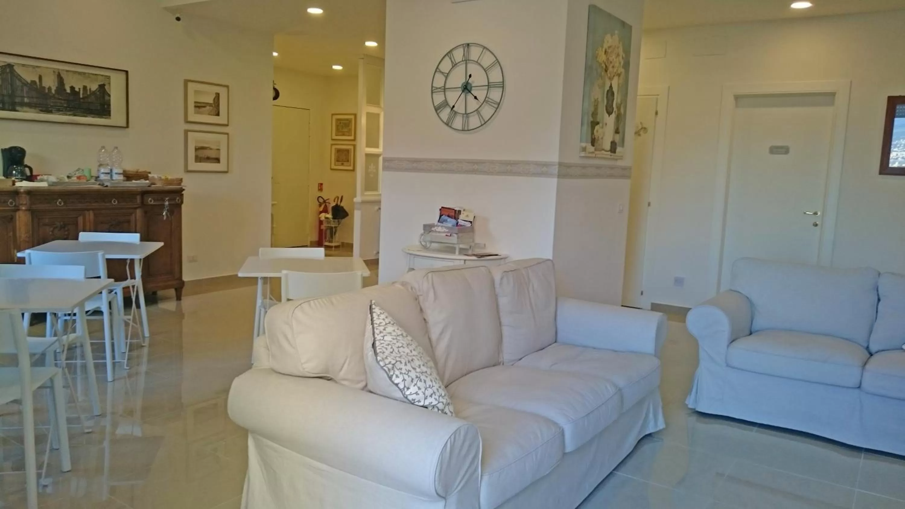 Communal lounge/ TV room in Guantai 30