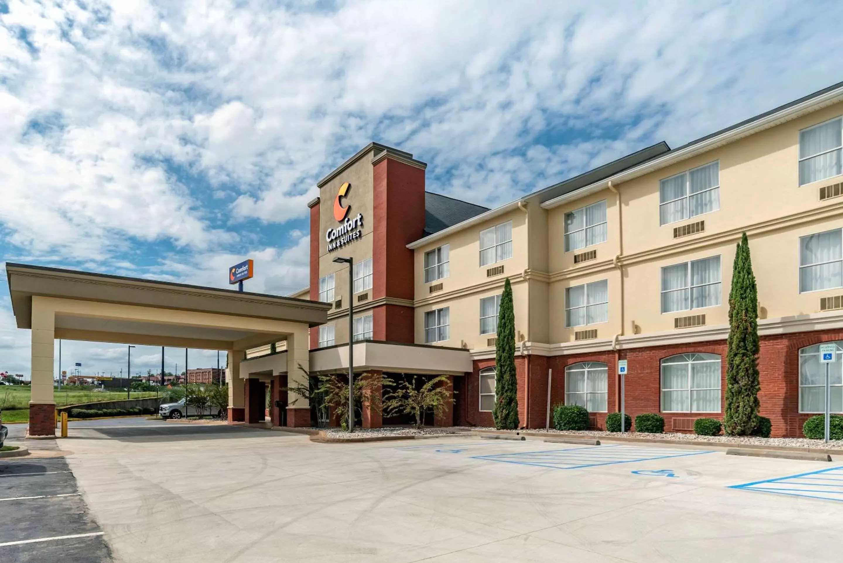 Property building in Comfort Inn & Suites Millbrook-Prattville