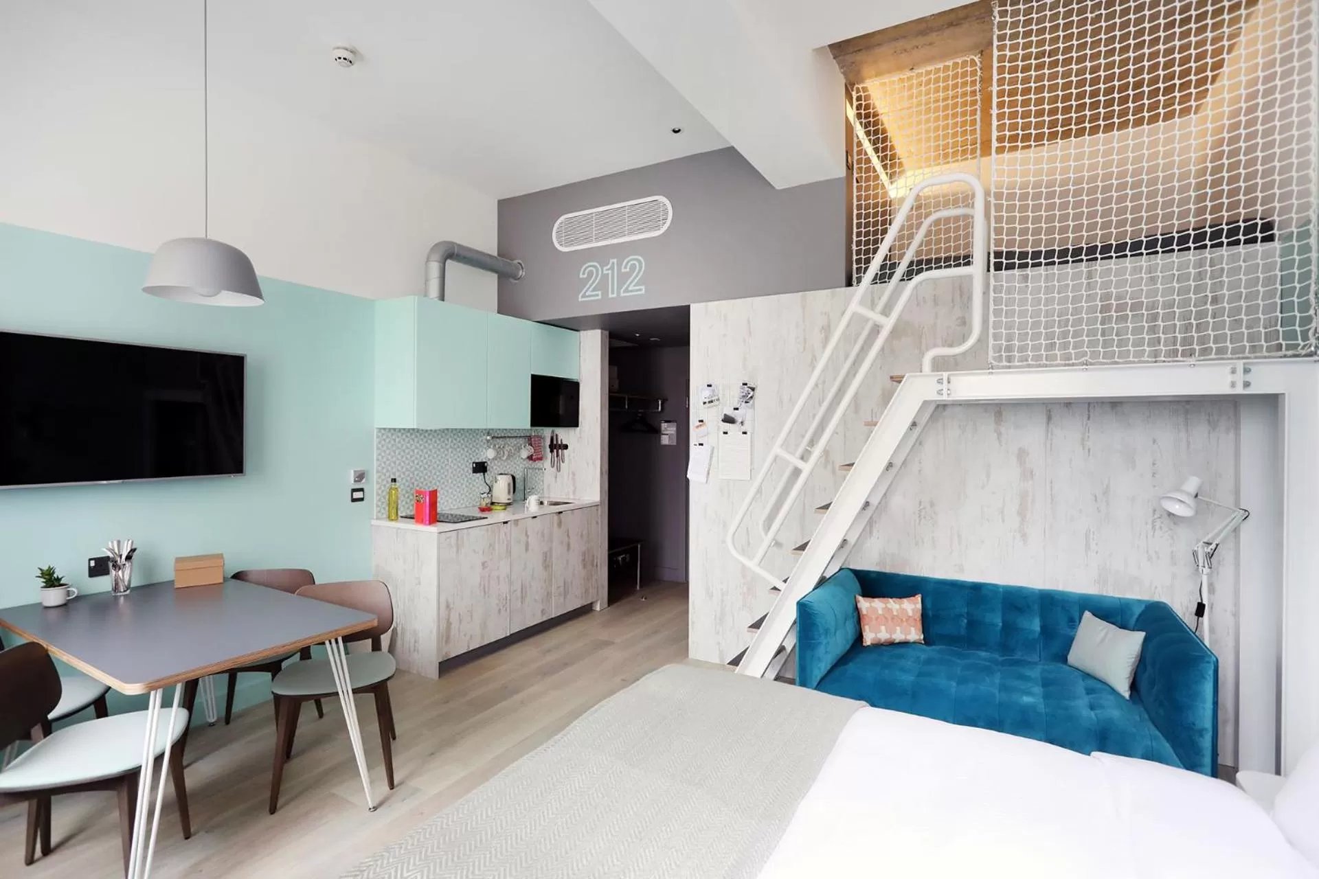 Photo of the whole room, Bed in room2 Southampton Hometel