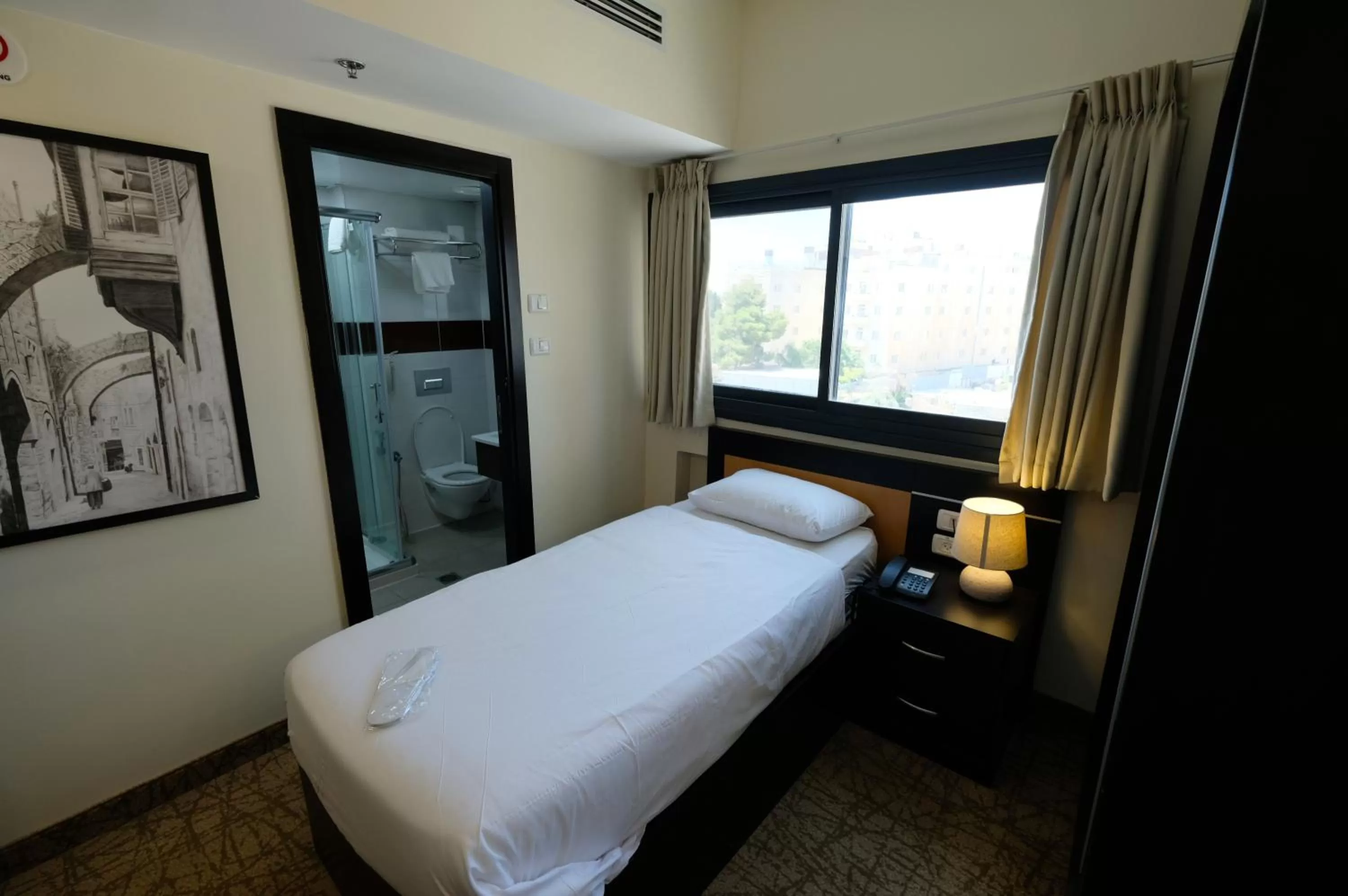 Photo of the whole room, Bed in New Capitol Hotel - Jerusalem