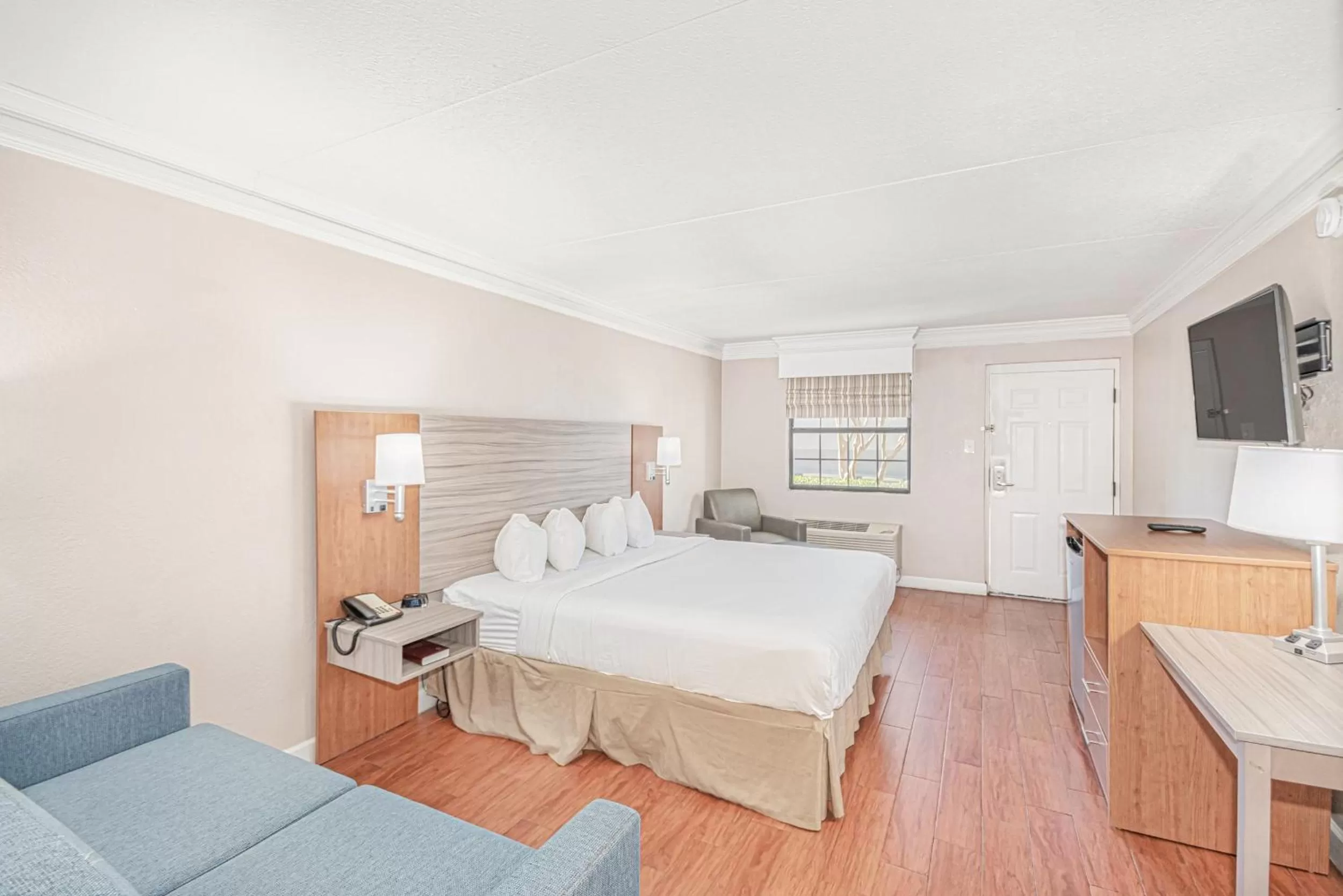 Bed in Casa Bella Inn & Suites Extended Stay