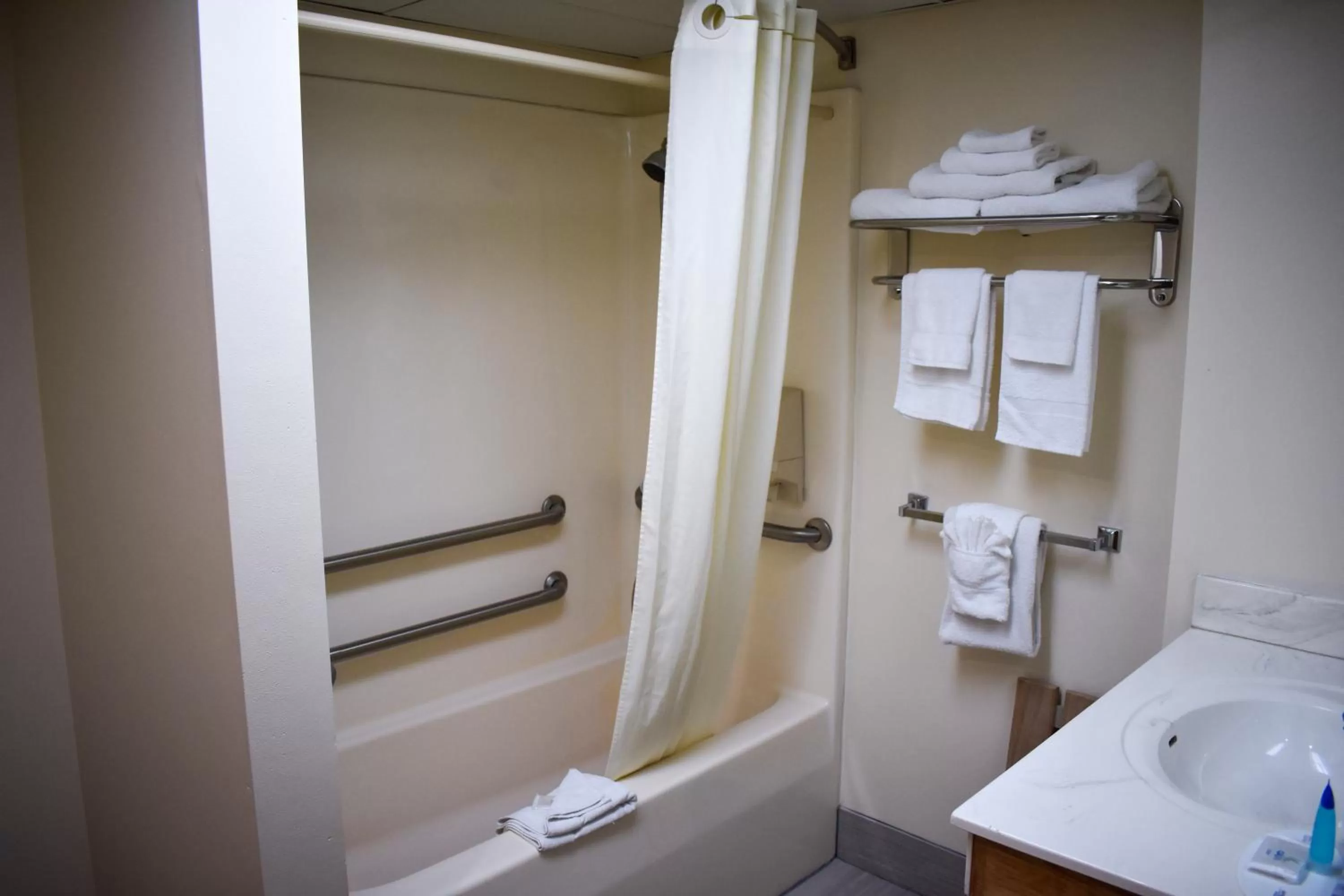 Bathroom in Super 8 by Wyndham Branson By Andy Williams Theatre