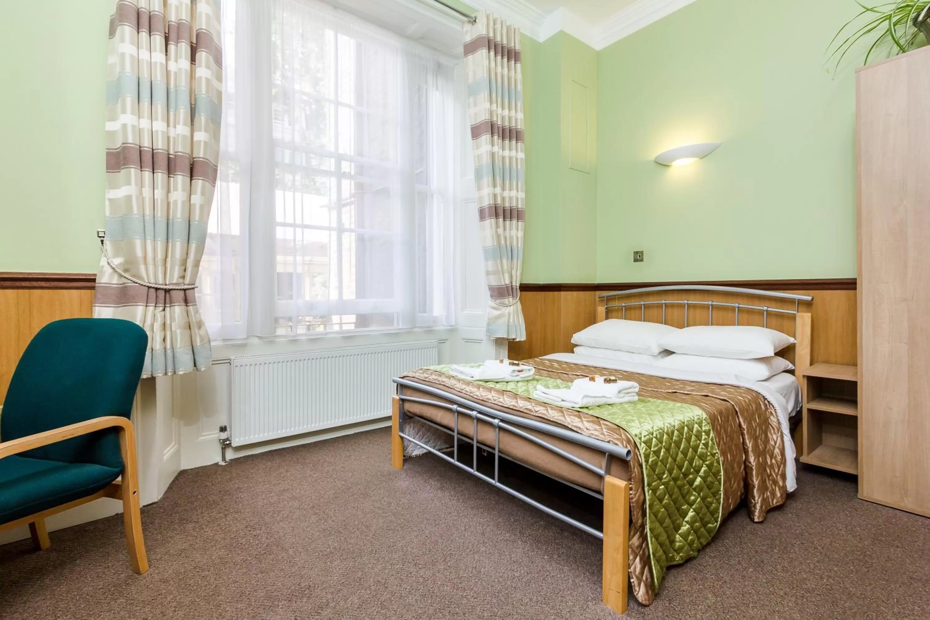 Photo of the whole room, Bed in Gower House Hotel