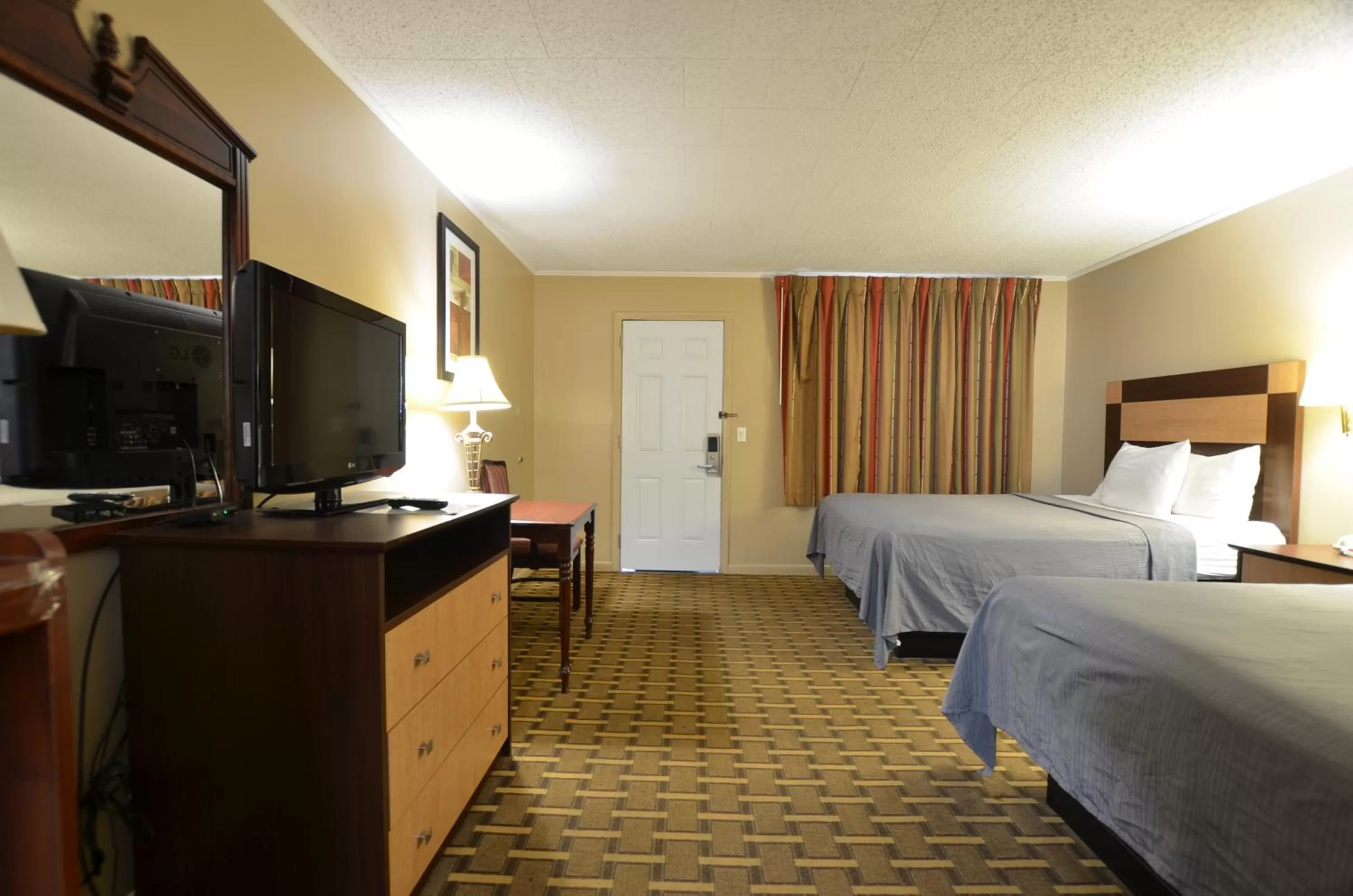 Bedroom, Bed in Travelowes Motel - Maggie Valley