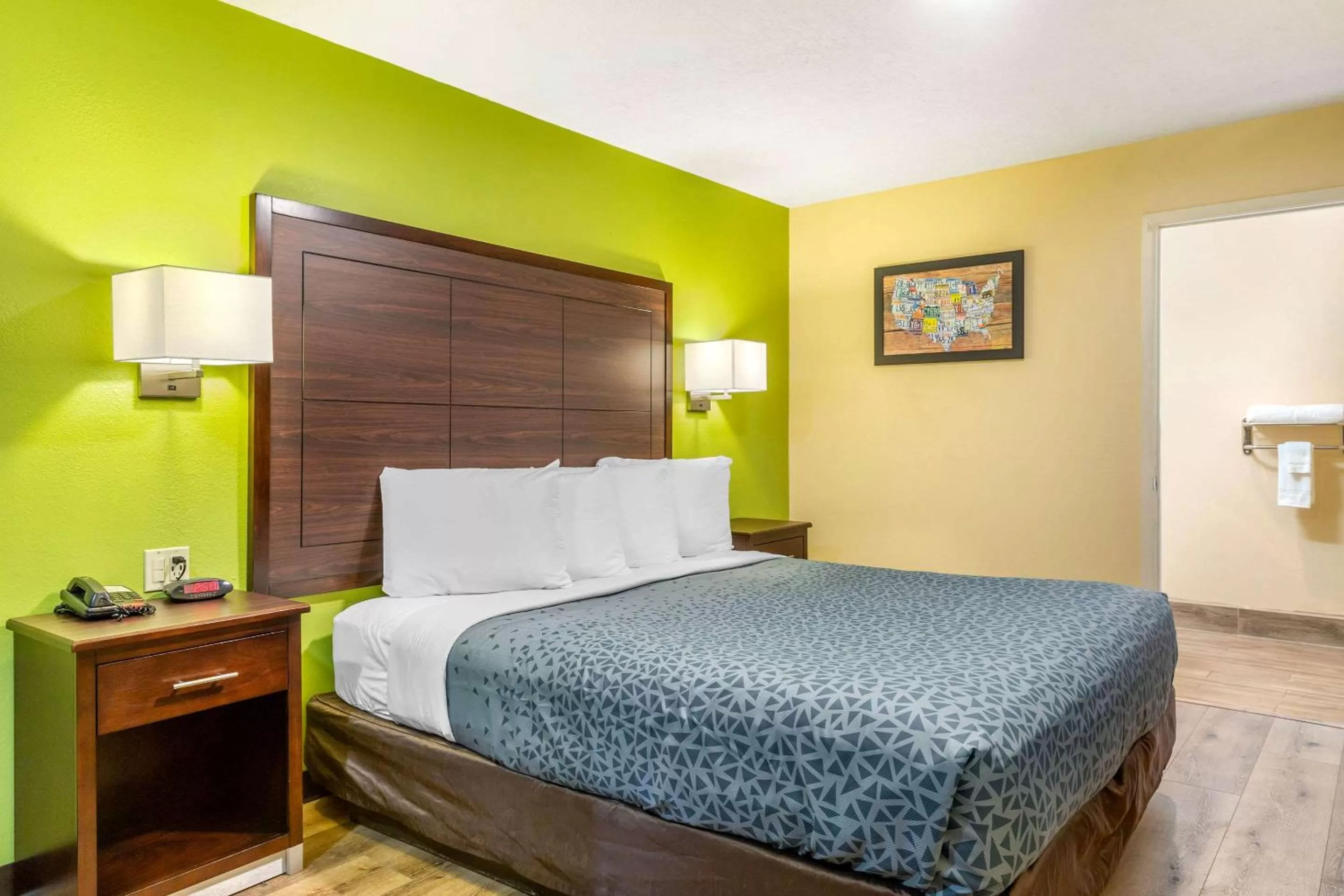 Photo of the whole room, Bed in Econo Lodge West - Coors Blvd