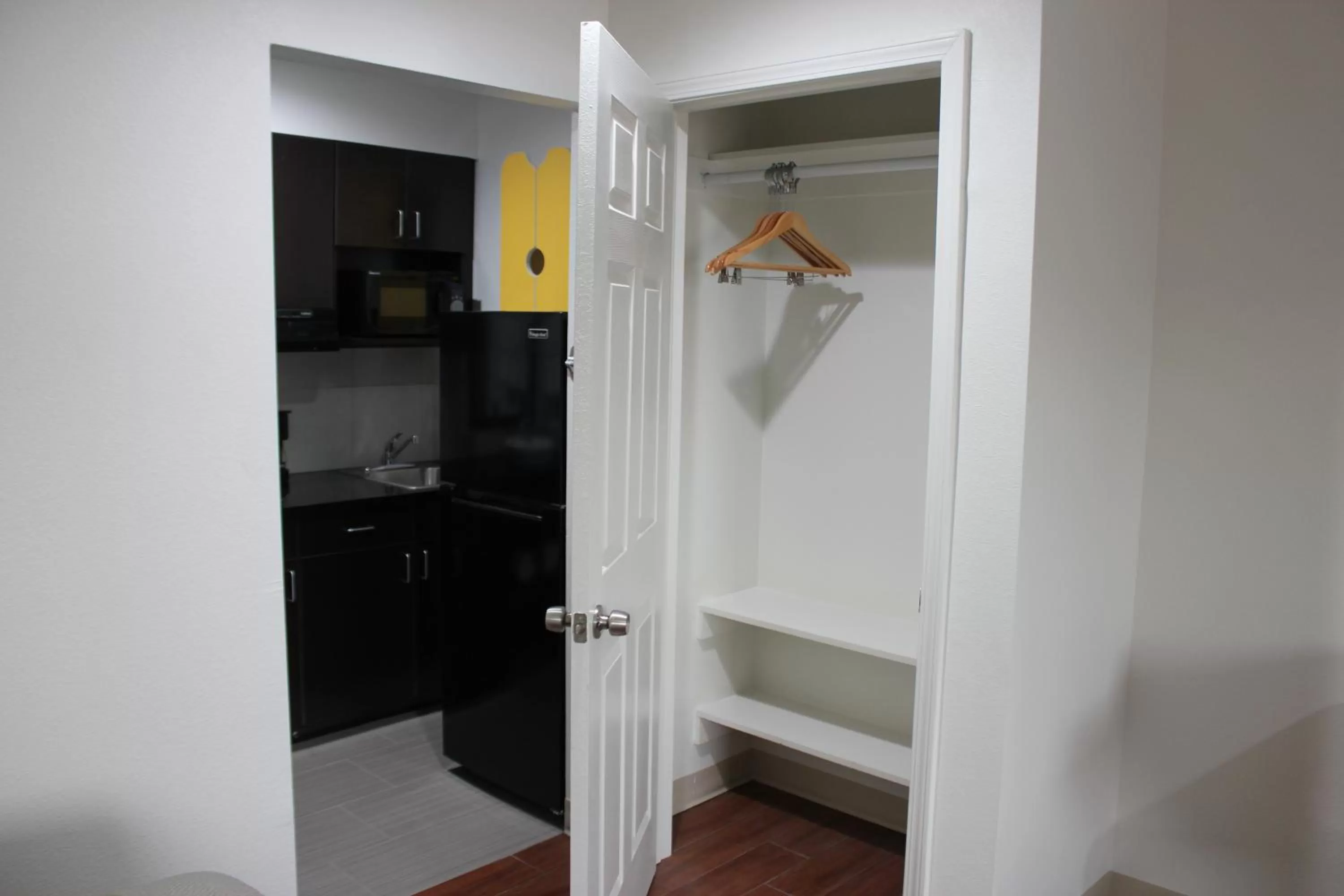 Kitchen or kitchenette, Bathroom in Studio 6-Houston, TX - East