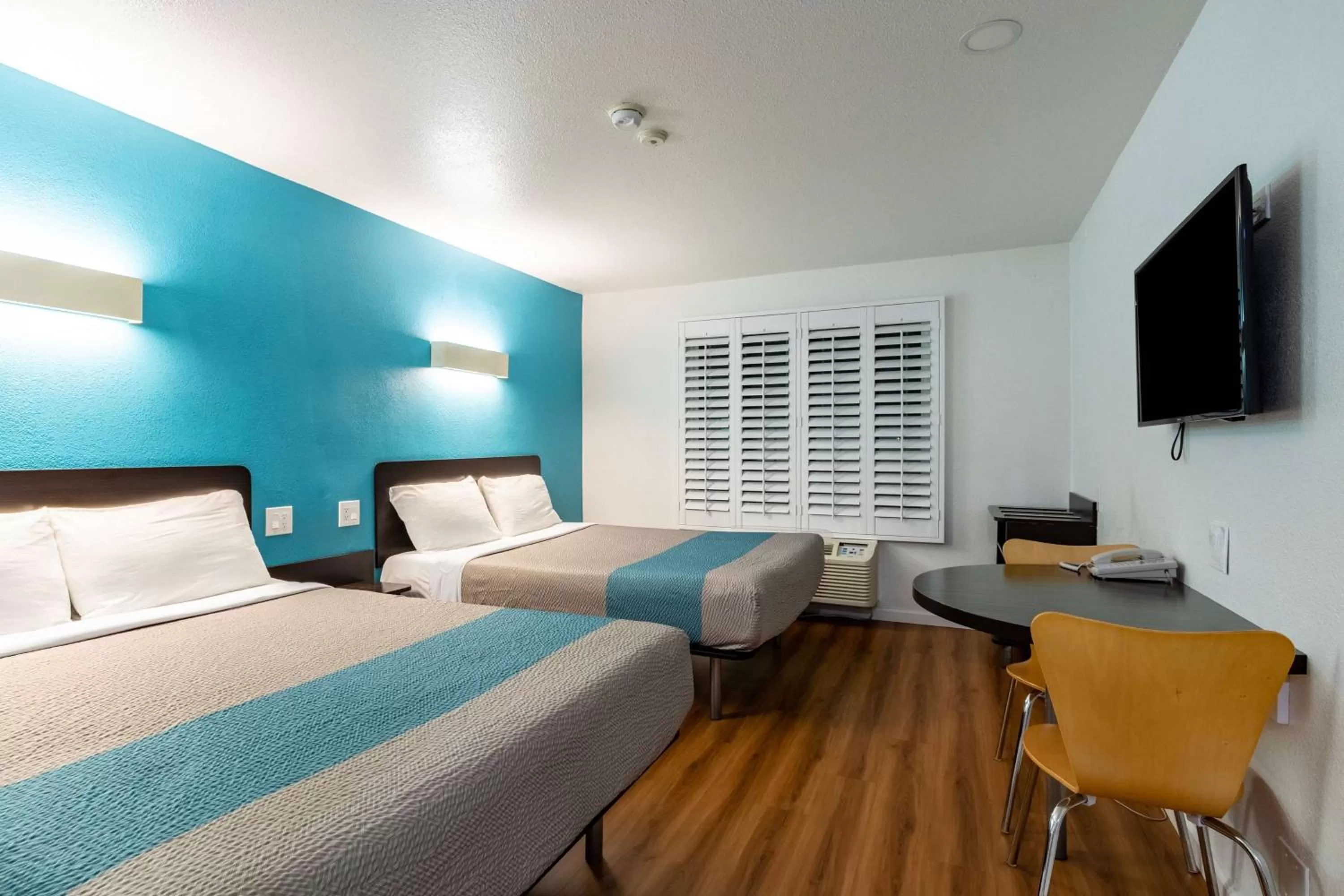 TV and multimedia, Bed in Motel 6-Fountain Valley, CA - Huntington Beach Area