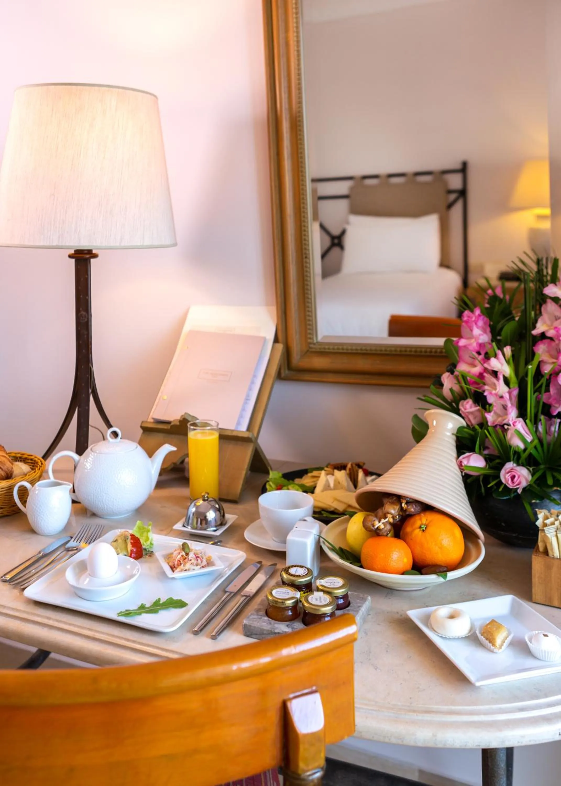 Property building, Bed in The Residence Tunis