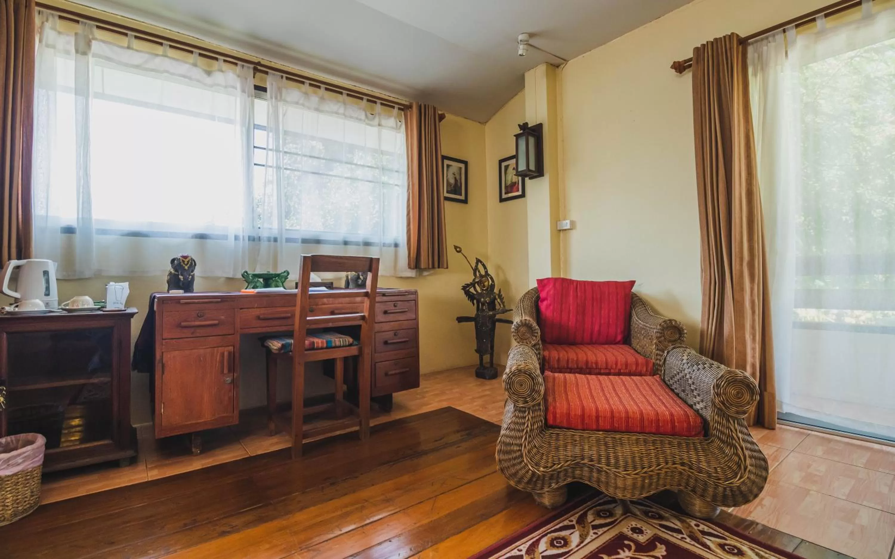 hair dresser in Joy's House & Tour