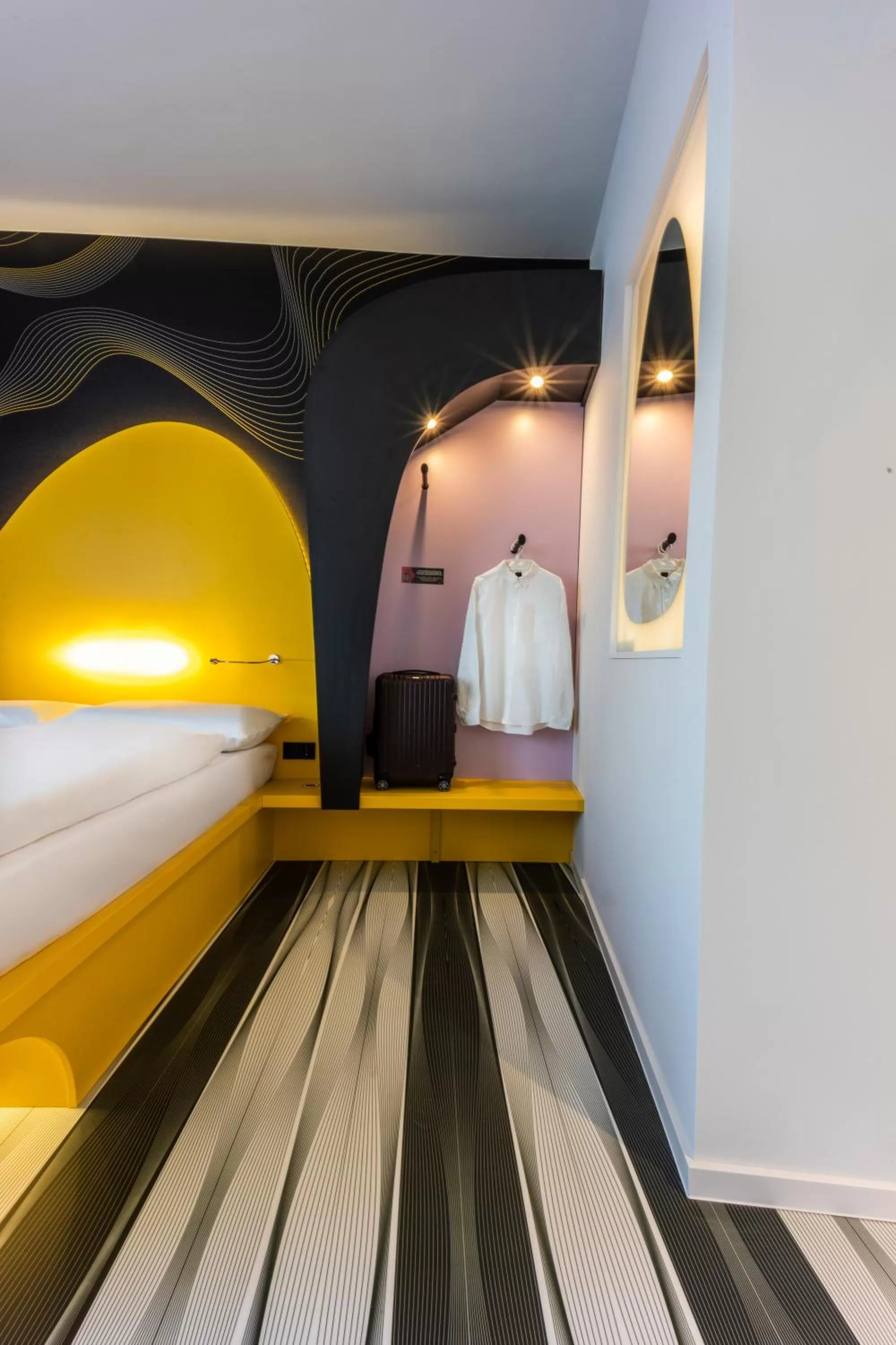 Photo of the whole room, Bed in Prize by Radisson, Bonn City