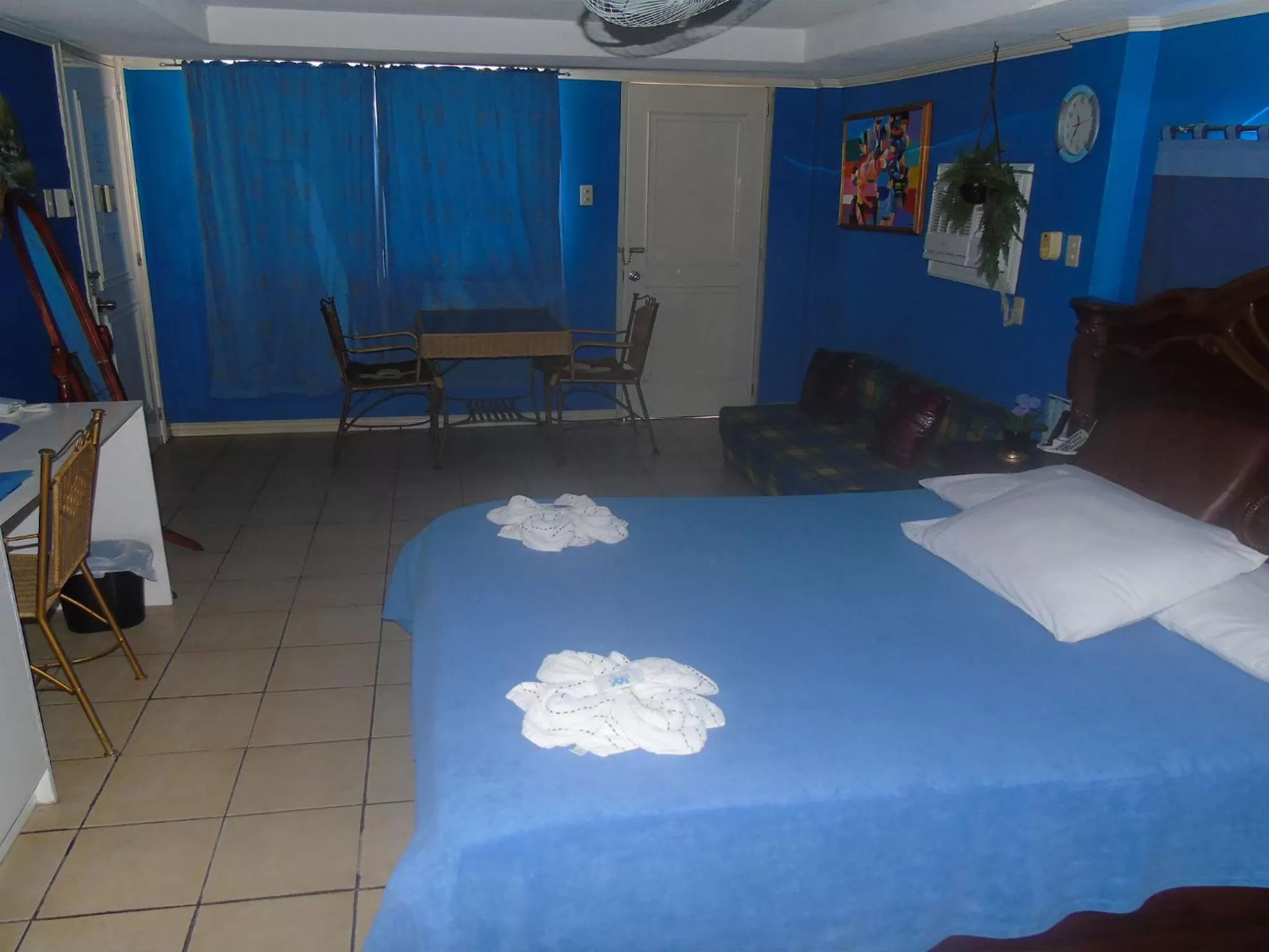 Photo of the whole room, Bed in Blue Rock Resort