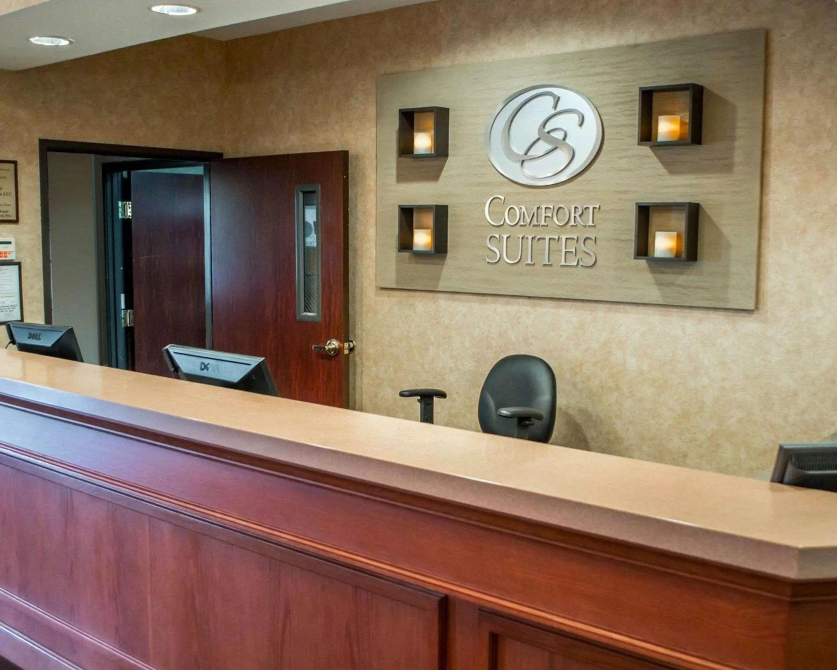 Lobby or reception in Comfort Suites Portland Southwest