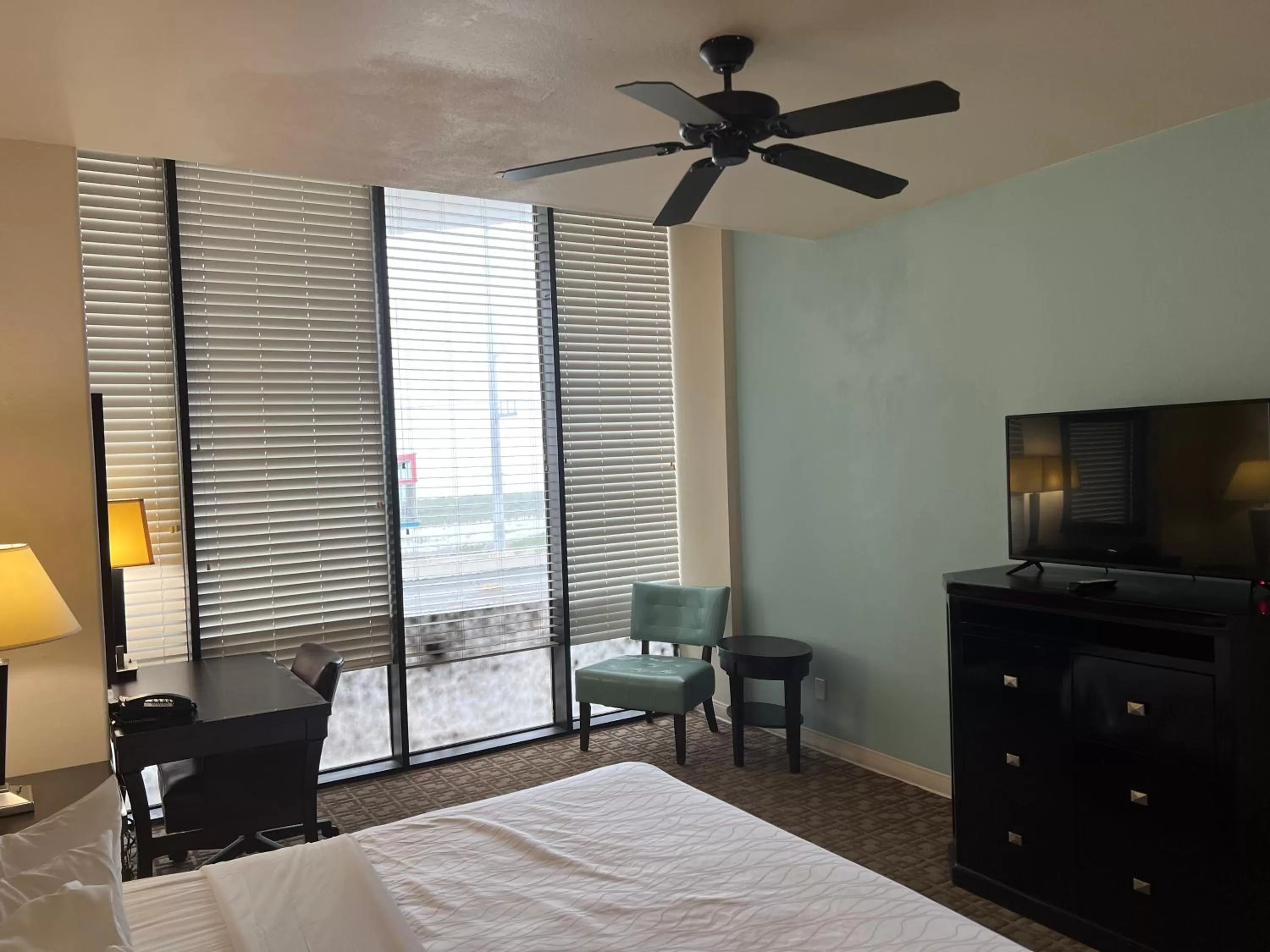 TV and multimedia, Bed in Sunchase Inn & Suites