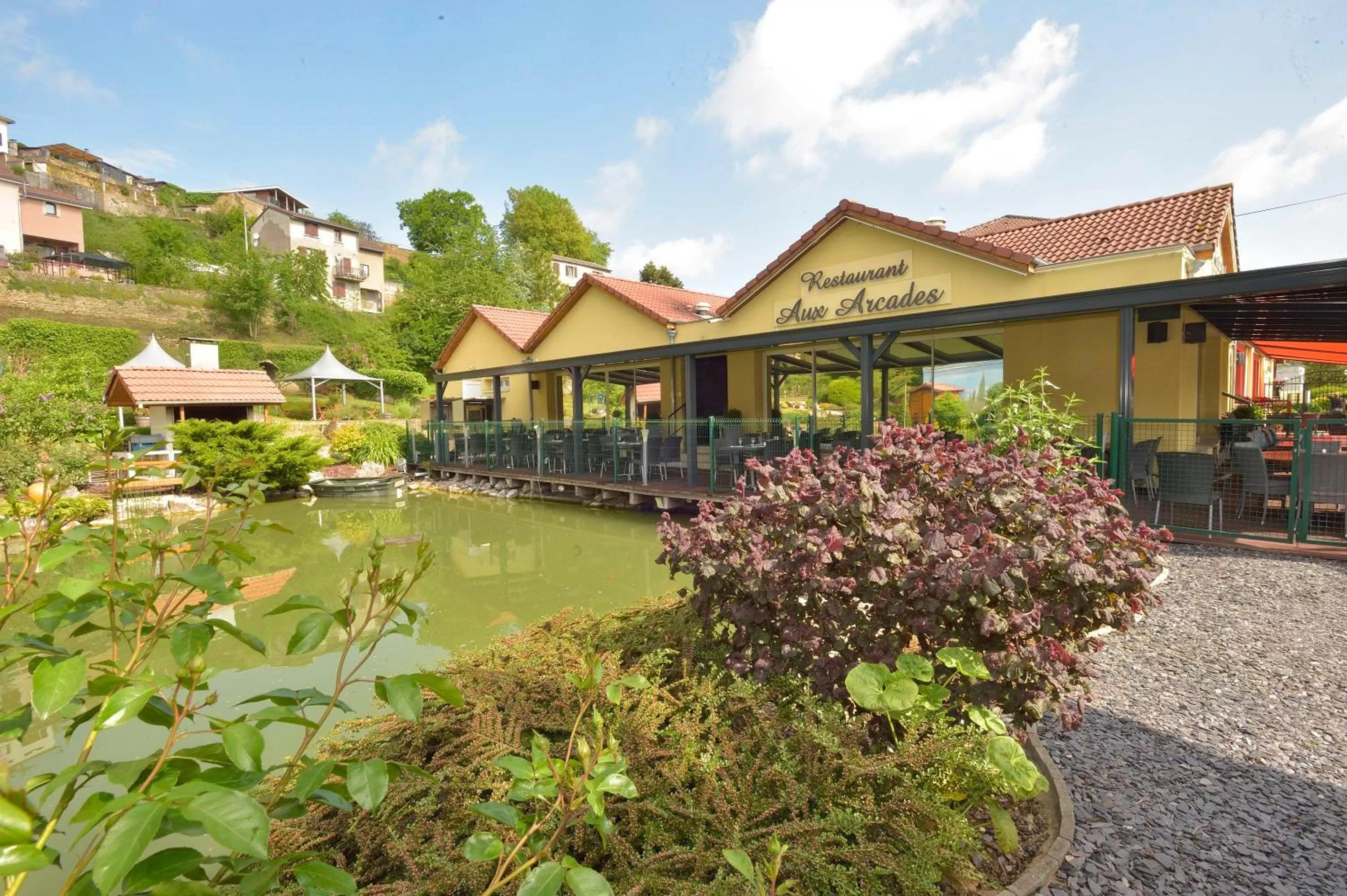 Patio in Hôtel Aster Restaurant Aux Arcades