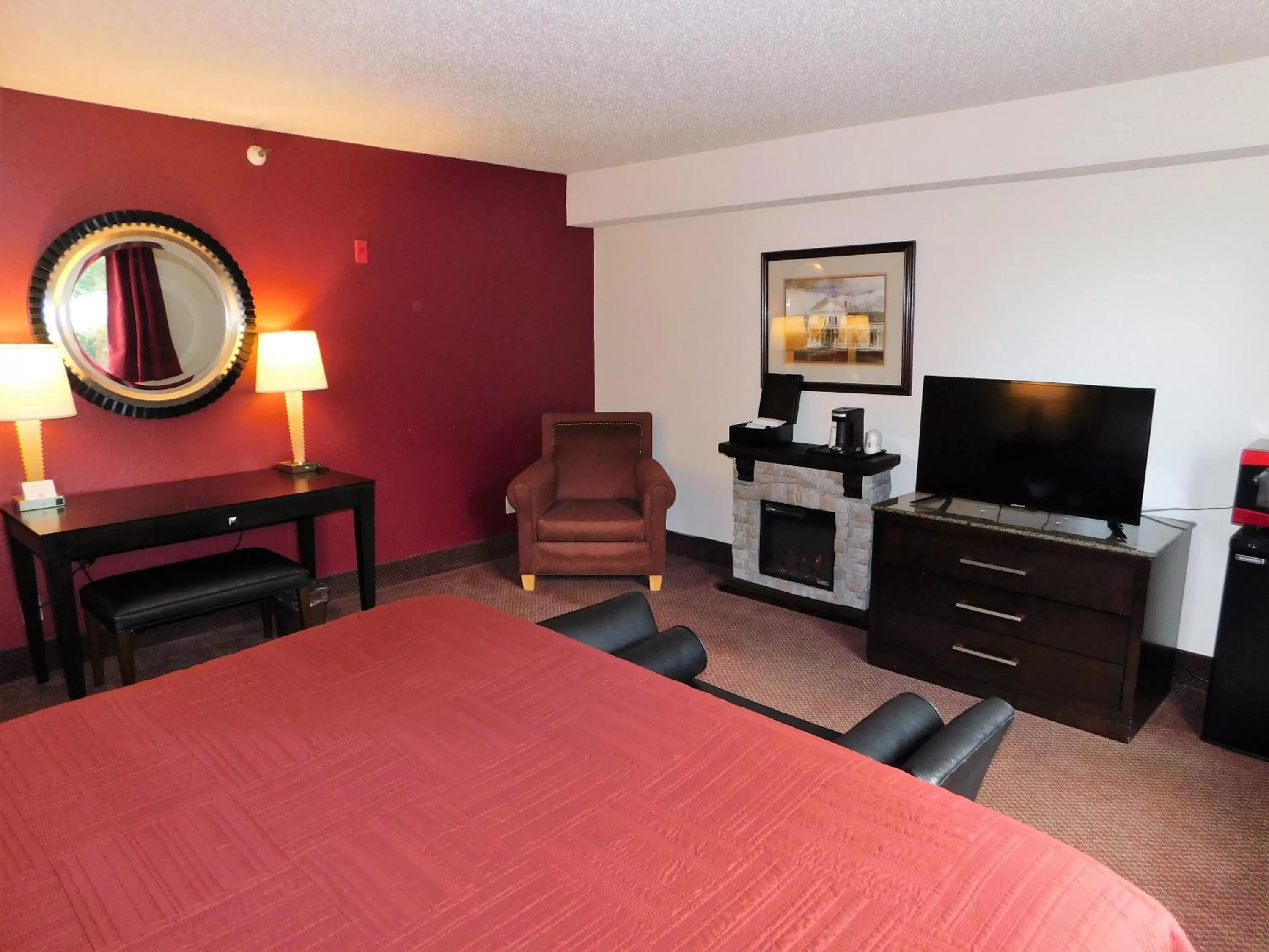 Communal lounge/ TV room, Bed in The Covered Bridge Inn