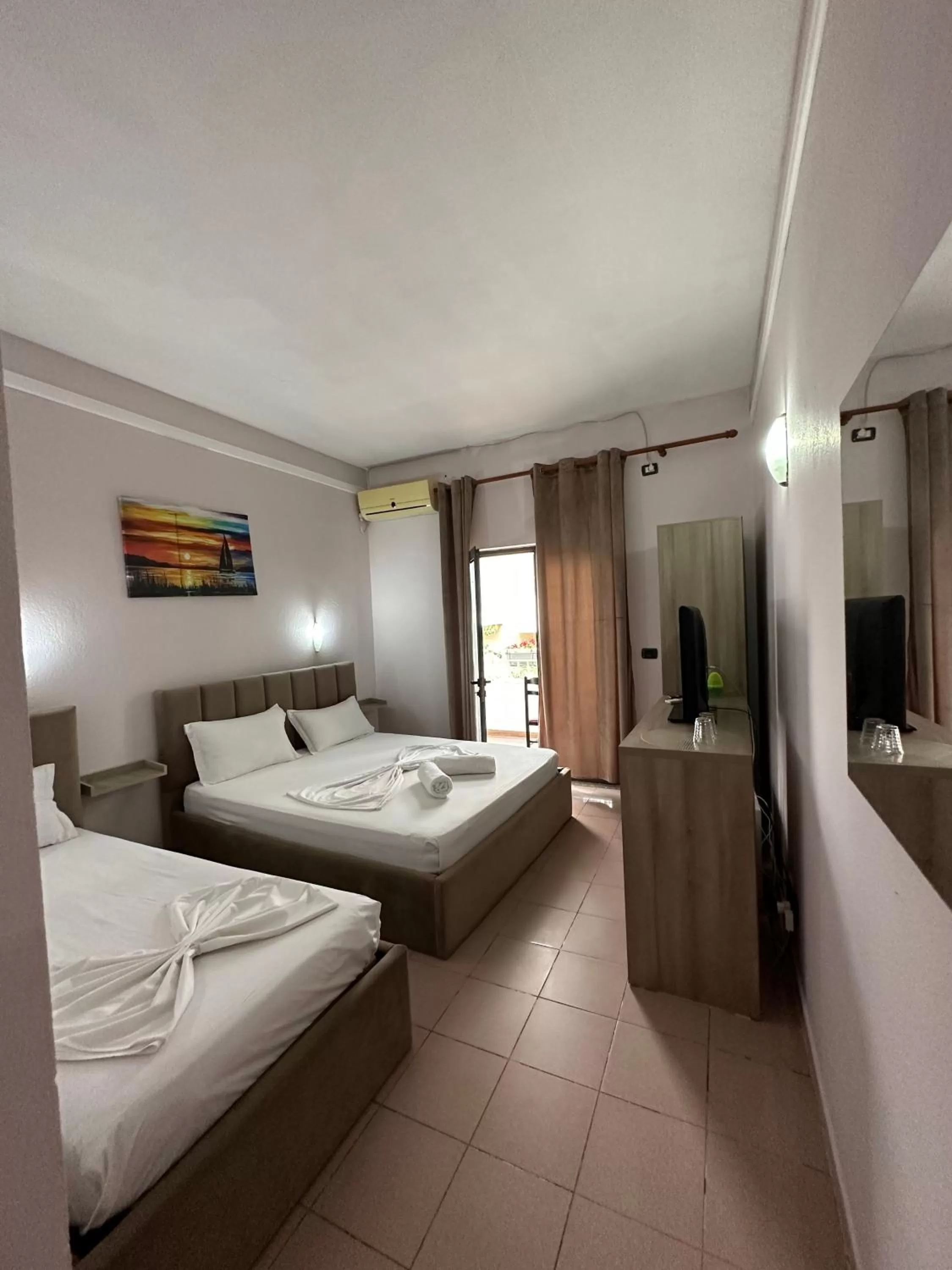 Communal lounge/ TV room in Seashell Beach Rooms